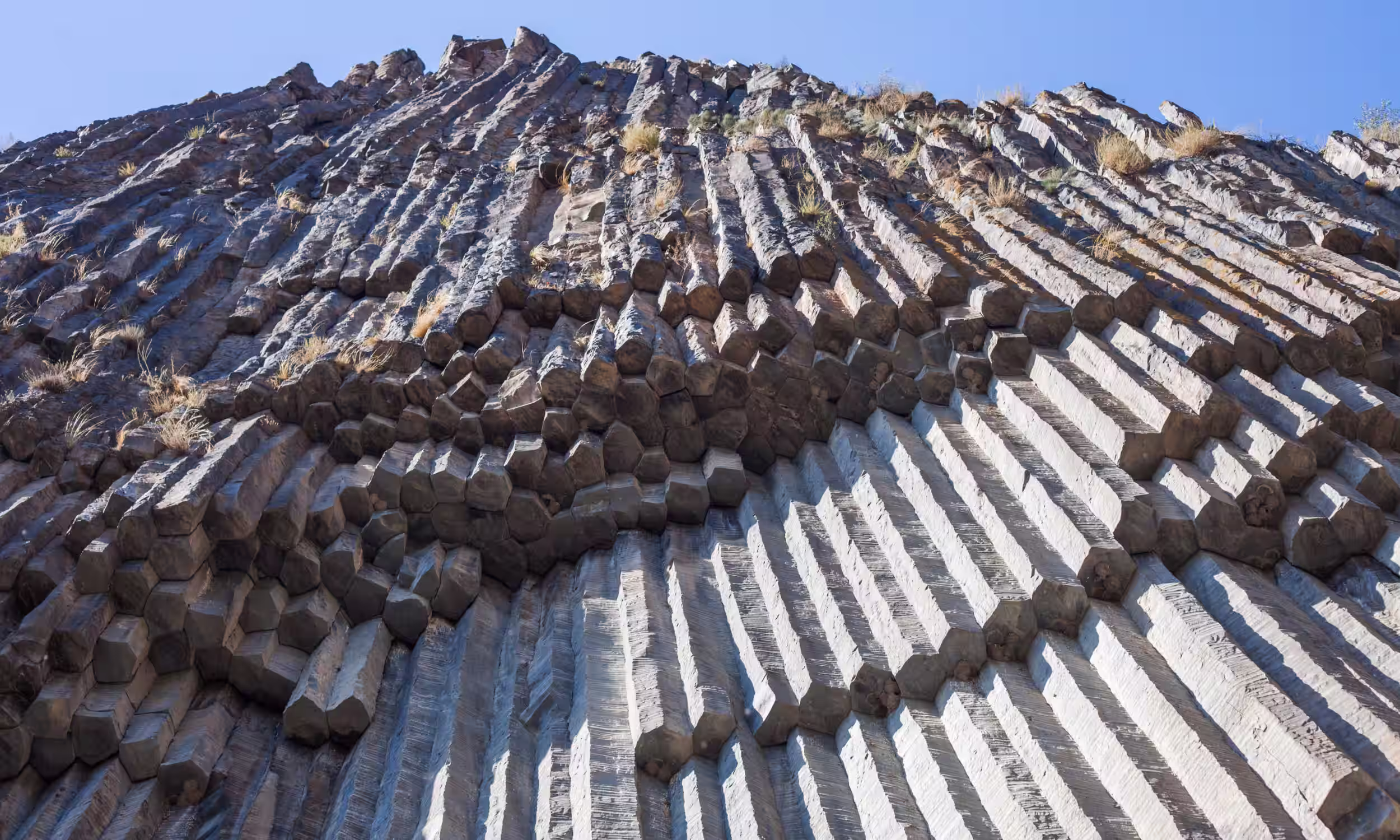 Formações de colunas de basalto no desfiladeiro de Garni, revelando a geologia única da Arménia.