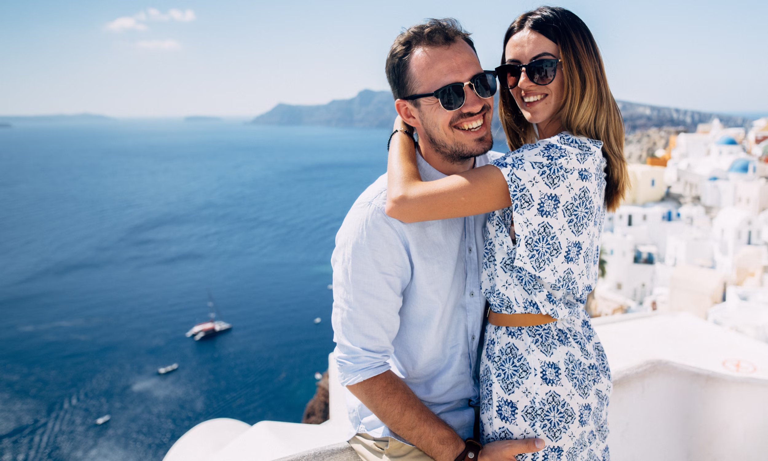 Casal em Santorini durante uma lua de mel romântica na Grécia.