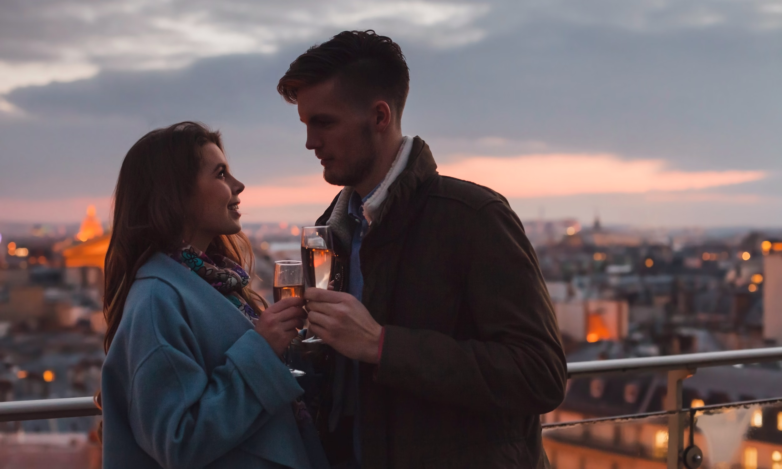 Casal em Paris durante um momento romântico de lua de mel ao final do dia.