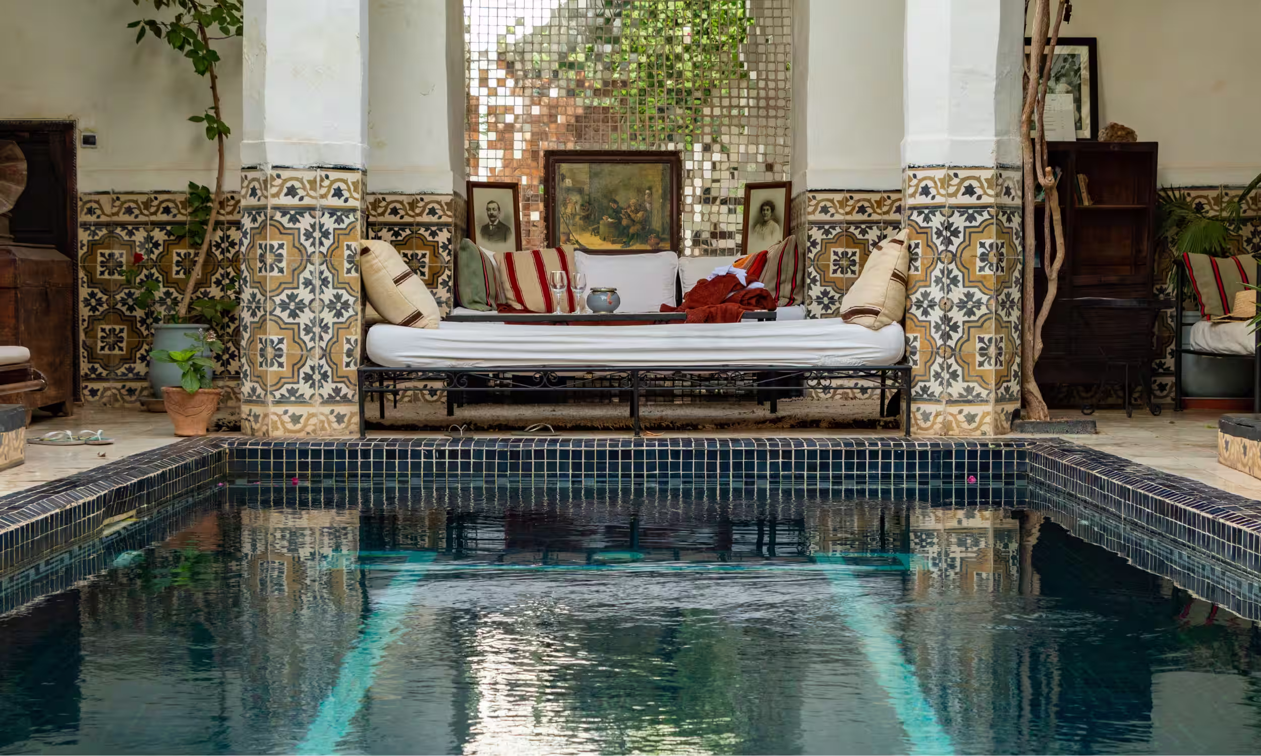 Riad de luxo com piscina tranquila em Marraquexe, Marrocos, proporcionando um refúgio romântico para casais.