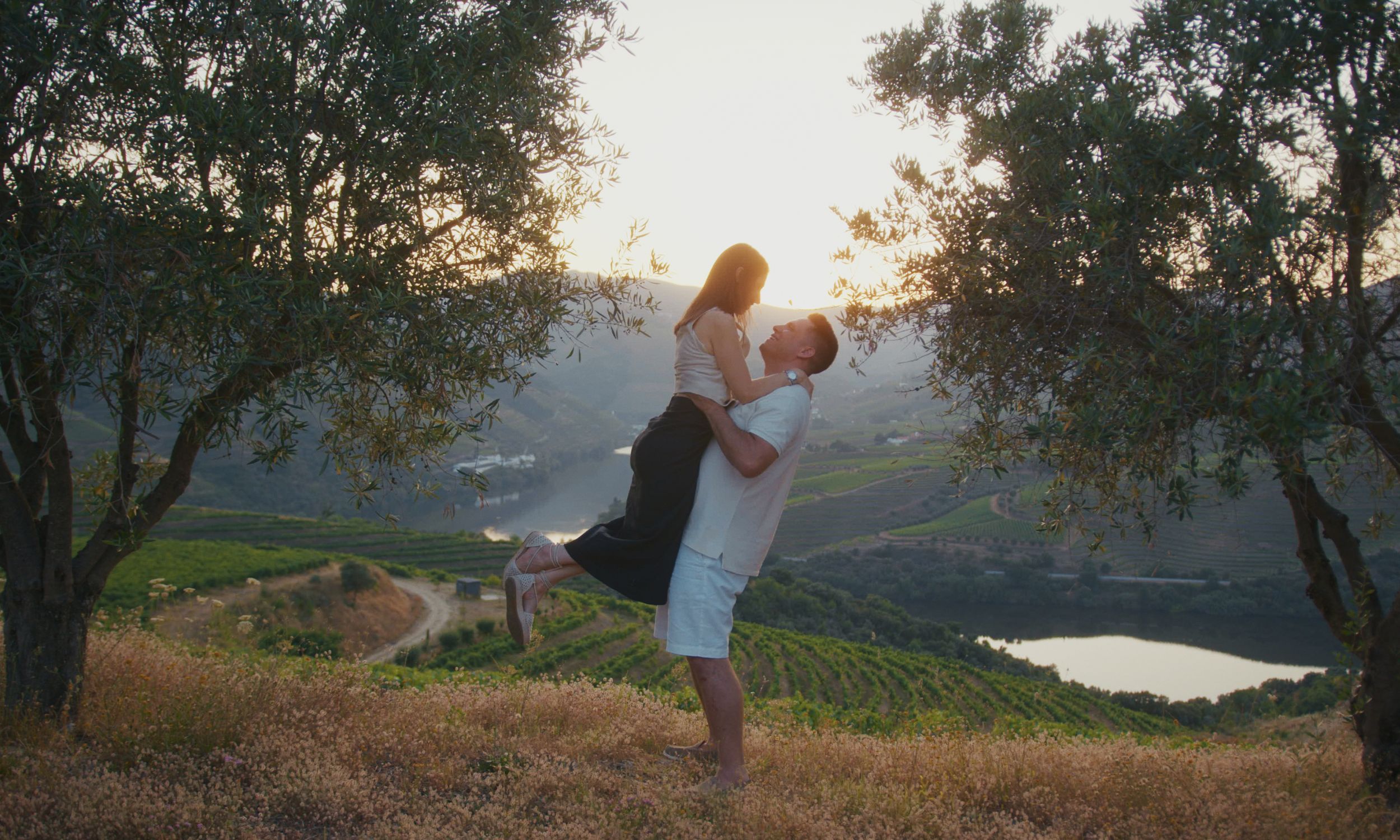 Joana and André traveling together, representing the story behind Honeymooners.
