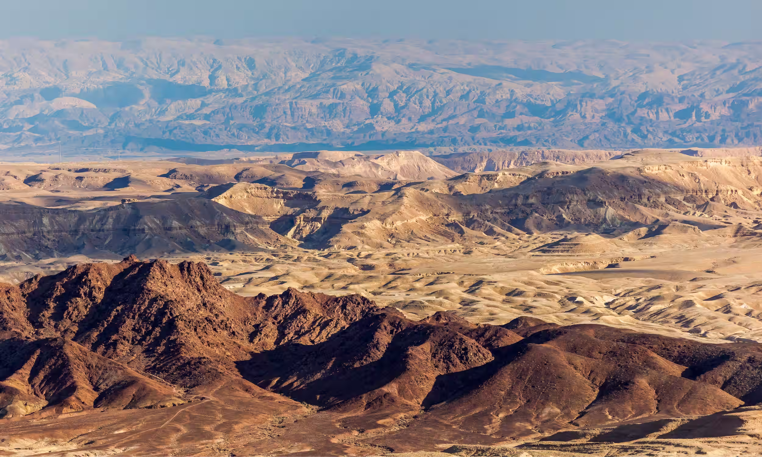 Paisagem do Makhtesh Ramon no Deserto do Negev, um dos maiores crateras de erosão do mundo.