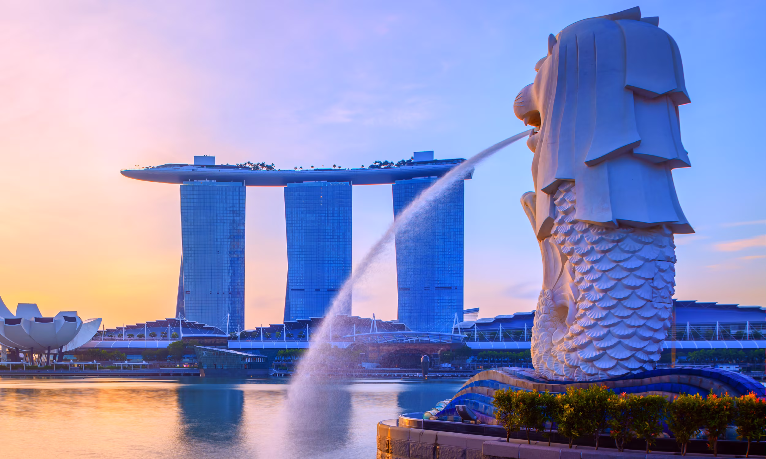 Merlion Park com a famosa estátua do Merlion e o Marina Bay Sands ao fundo, em Singapura.