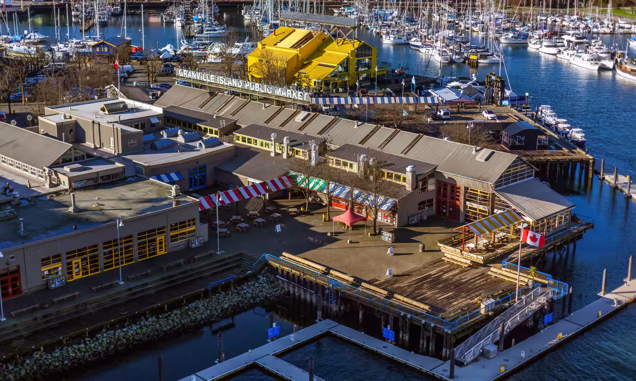 Vista aérea do Granville Island Public Market, um dos mercados mais emblemáticos de Vancouver.