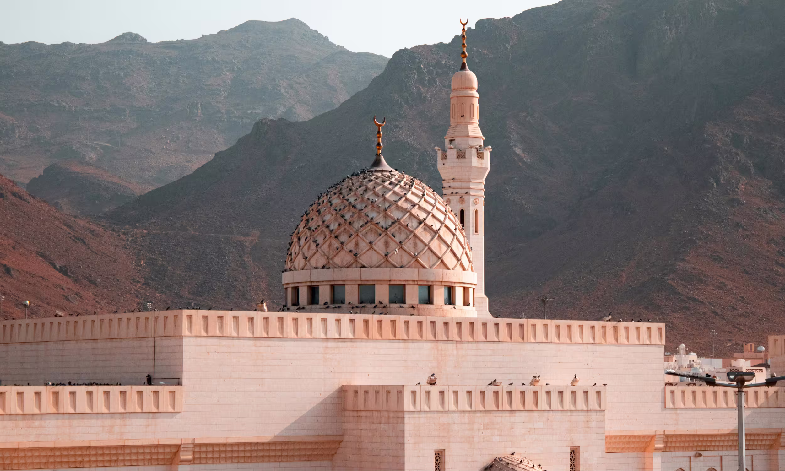 Mesquita tradicional rodeada por montanhas na Arábia Saudita.