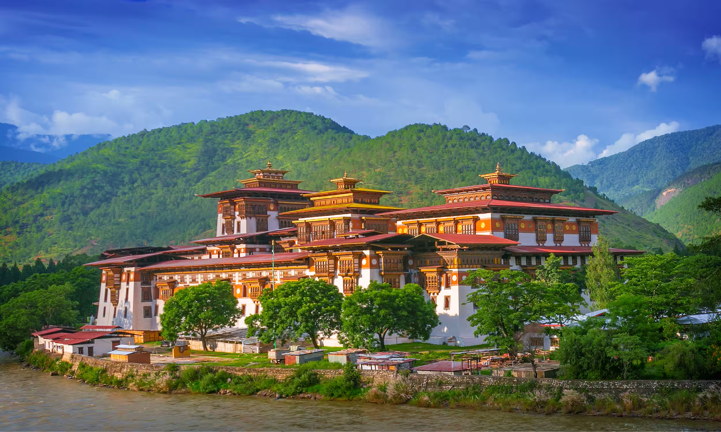 Punakha Dzong rodeado por montanhas e vegetação no vale de Punakha, no Butão.