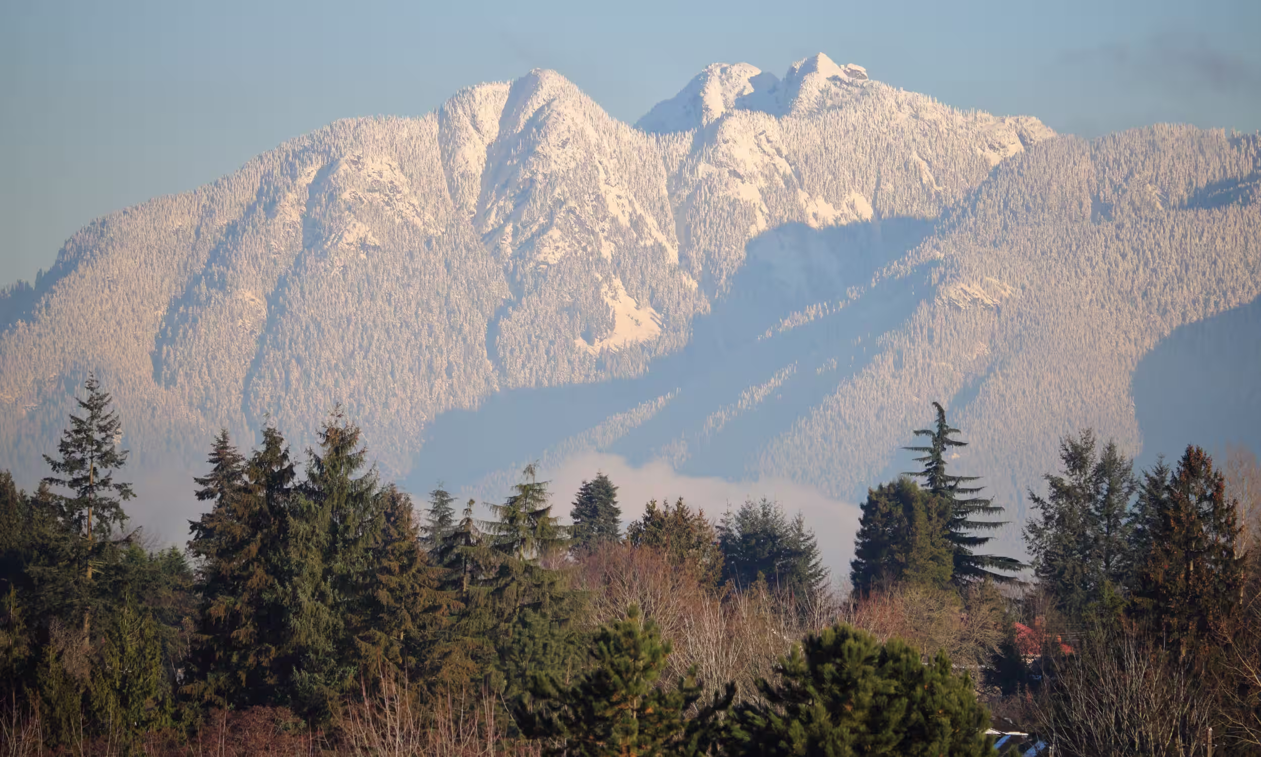 Grouse Mountain junto a Vancouver, com os picos cobertos de neve a erguerem-se sobre a paisagem da Colúmbia Britânica.