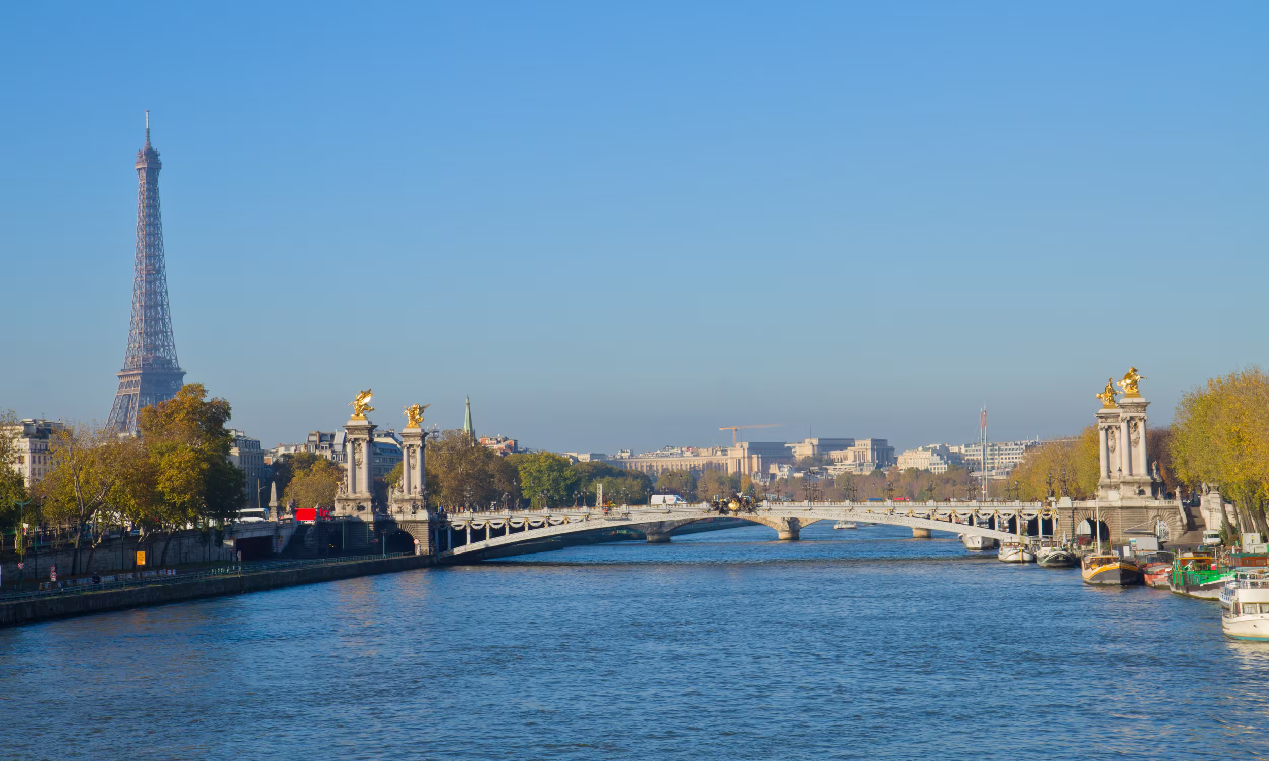Ponte Alexandre III em Paris com a Torre Eiffel visível ao fundo.