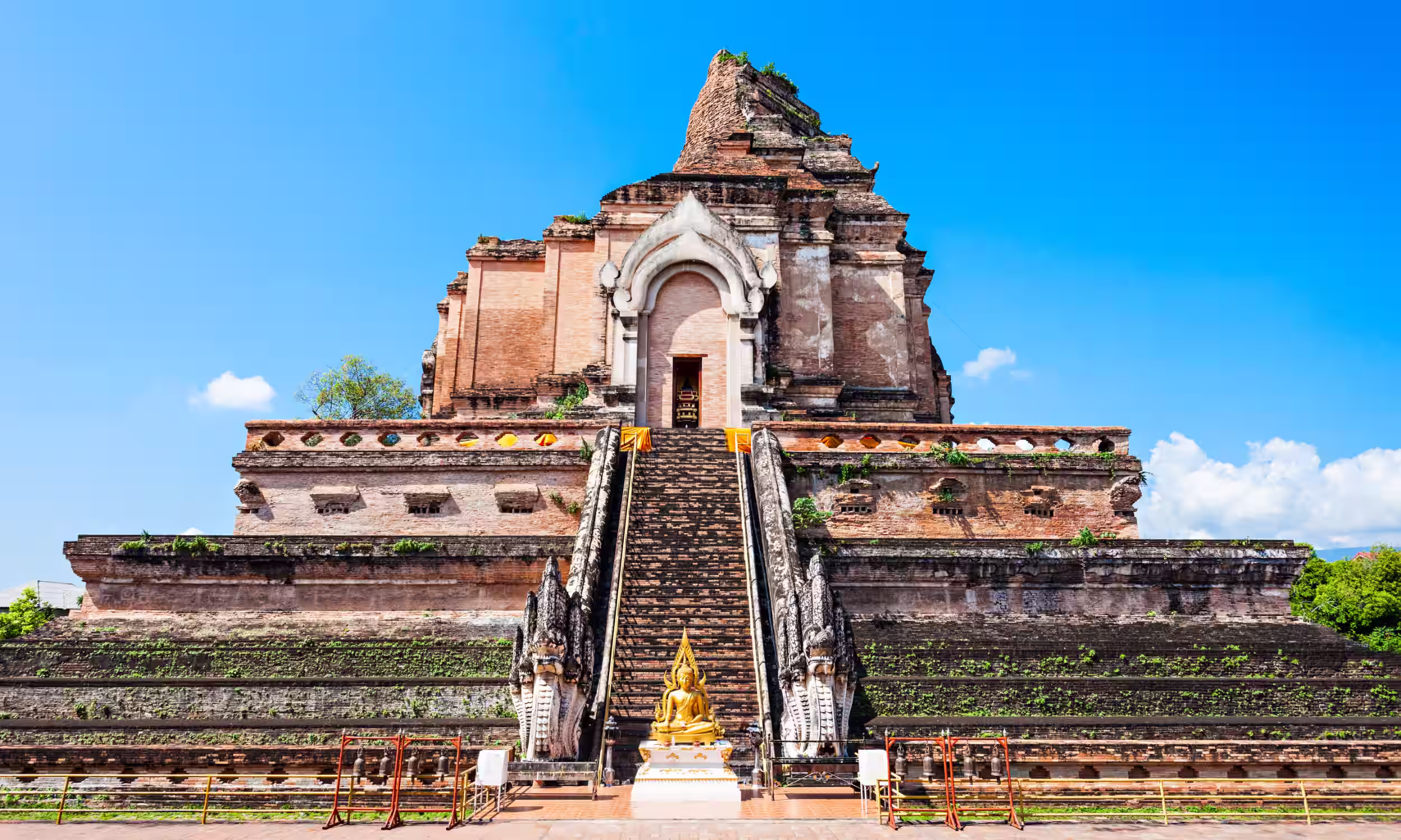 Wat Chedi Luang, templo histórico no centro antigo de Chiang Mai, Tailândia.