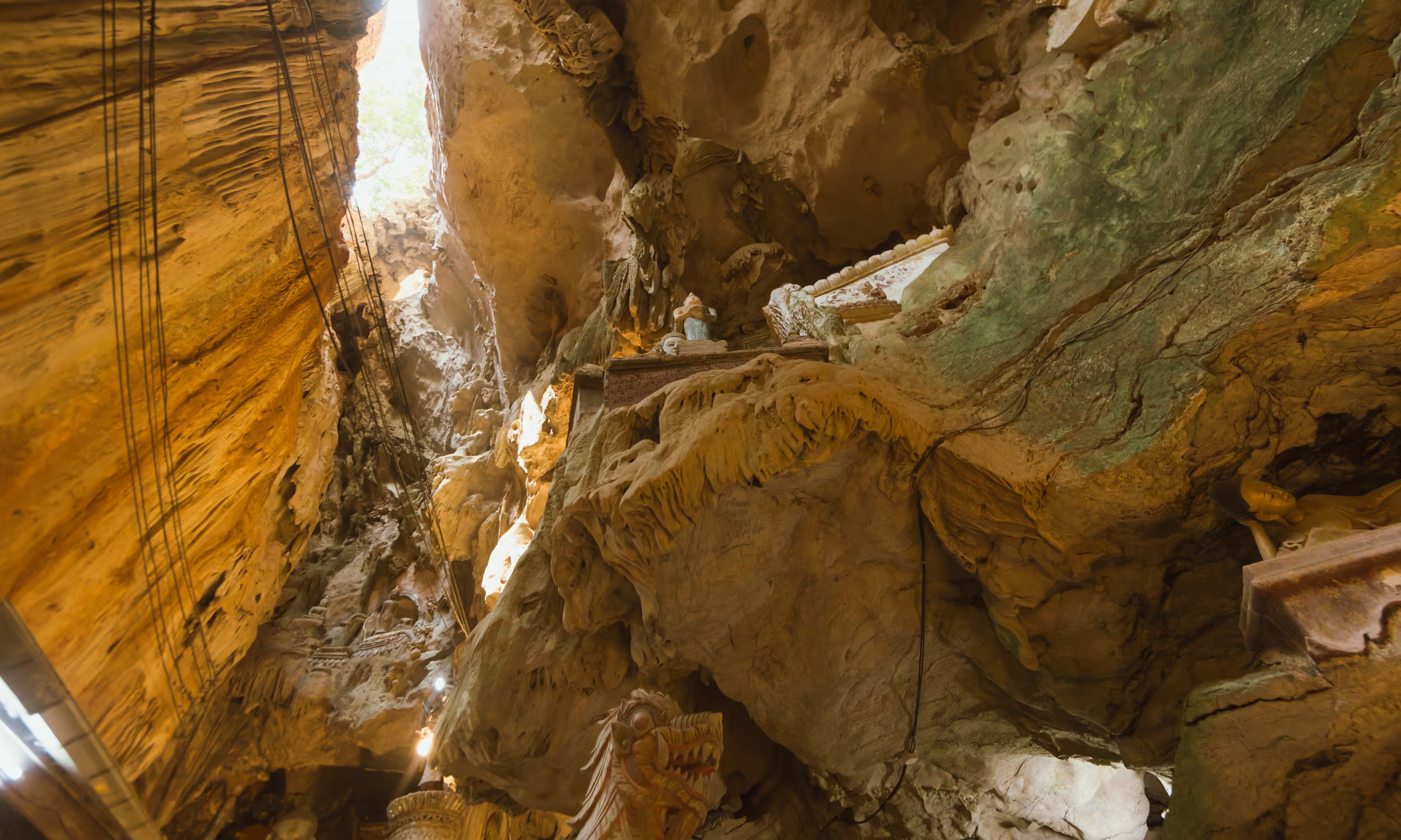 Interior das cavernas de Chiang Dao com formações rochosas naturais no Norte da Tailândia.