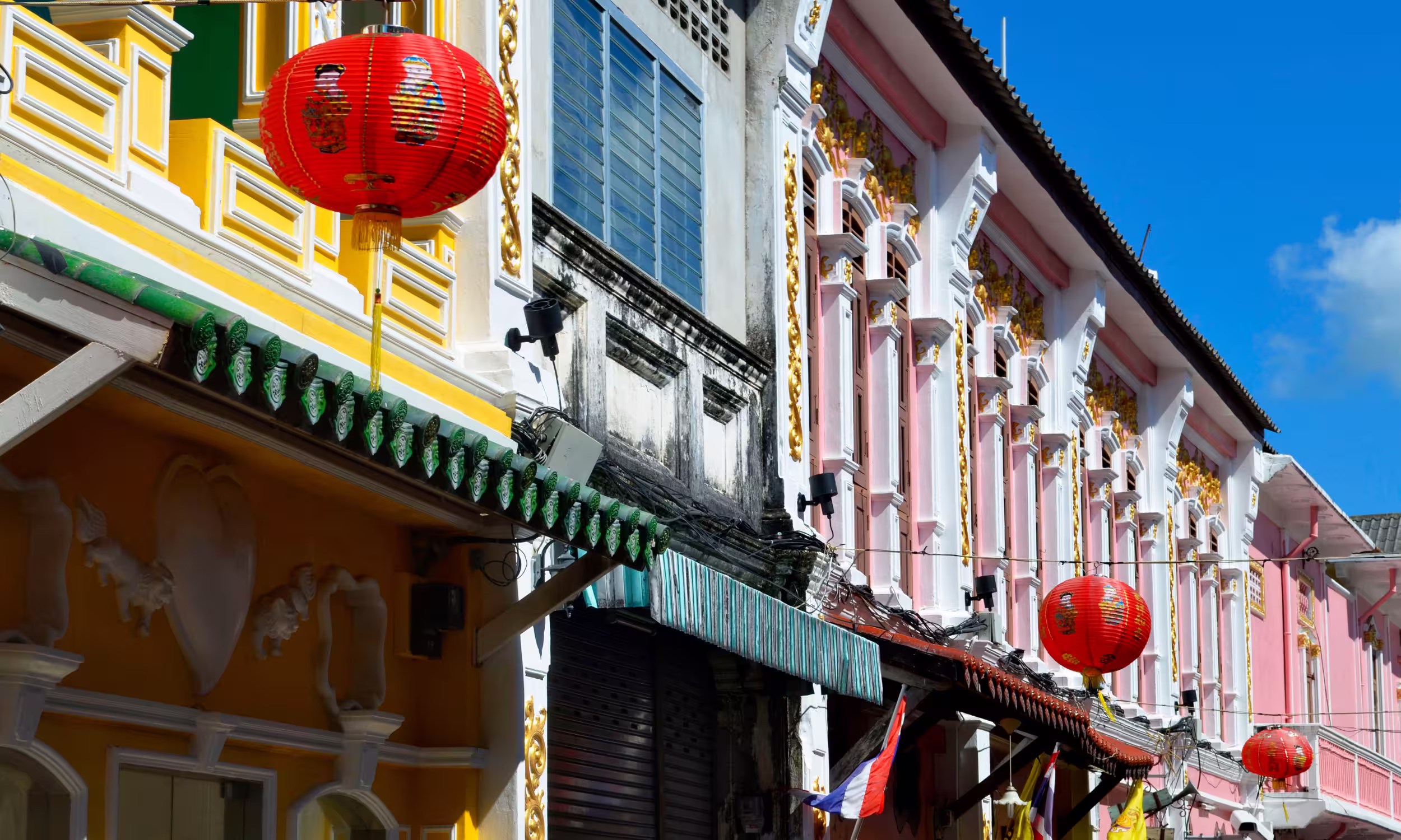 Soi Romanee, na Cidade Velha de Phuket, com fachadas coloridas de influência sino-portuguesa.