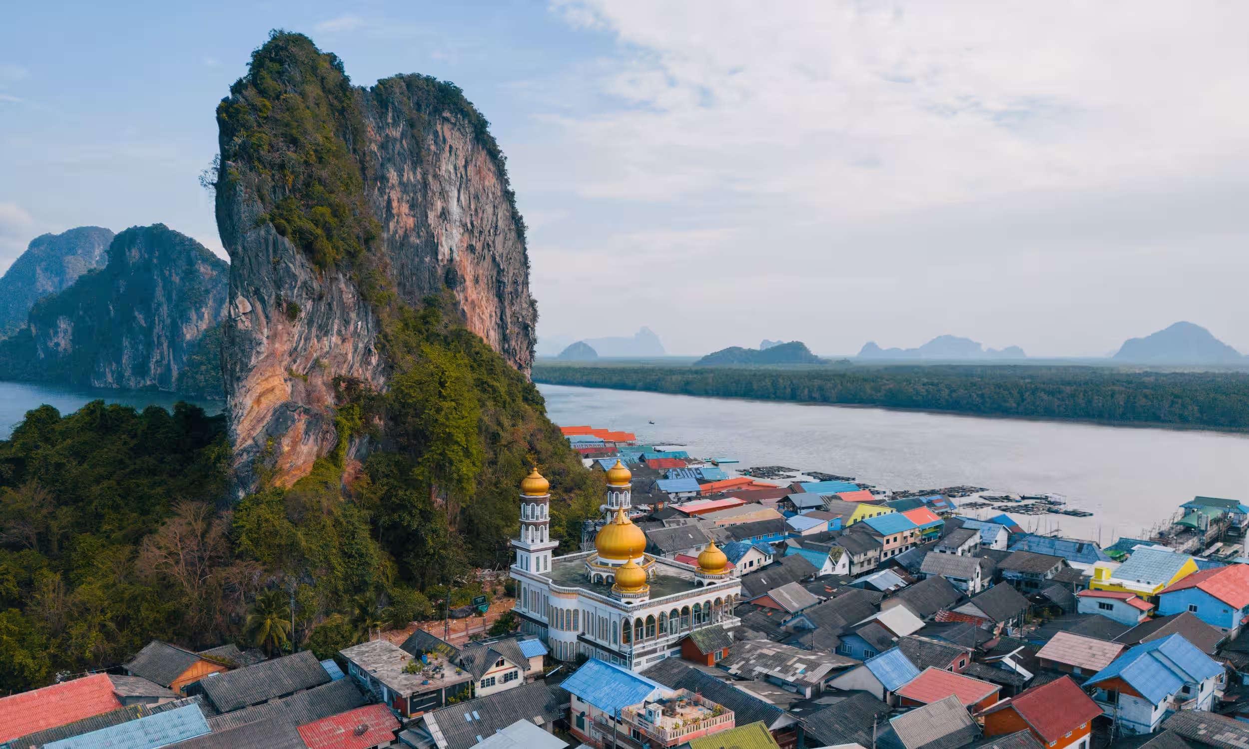 Vista aérea da aldeia flutuante de Koh Panyee na Baía de Phang Nga, Tailândia.