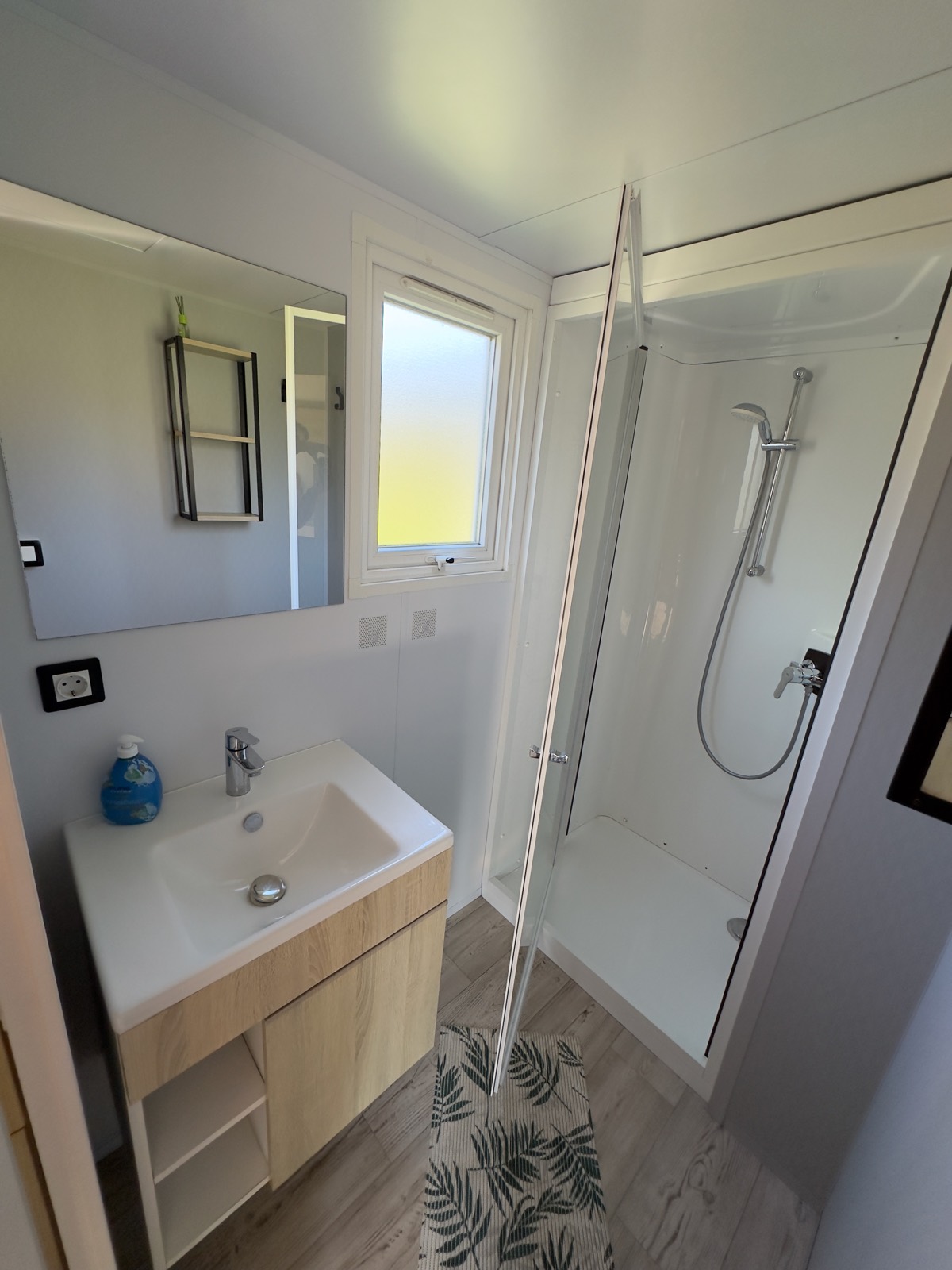 Badezimmer im Mobilheim 5 mit Waschtisch und Dusche