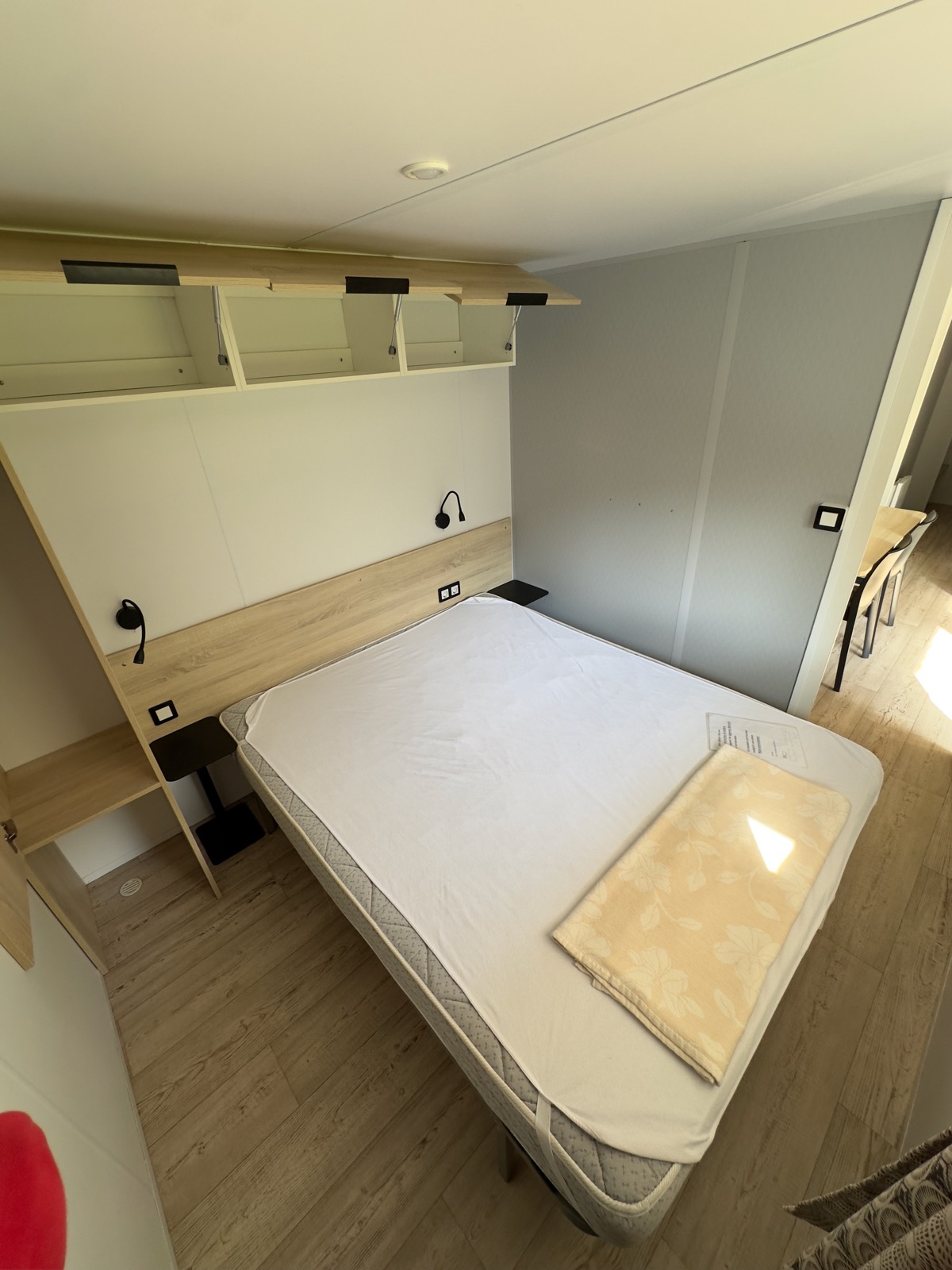 Schlafzimmer im Mobilheim 5 mit Doppelbett