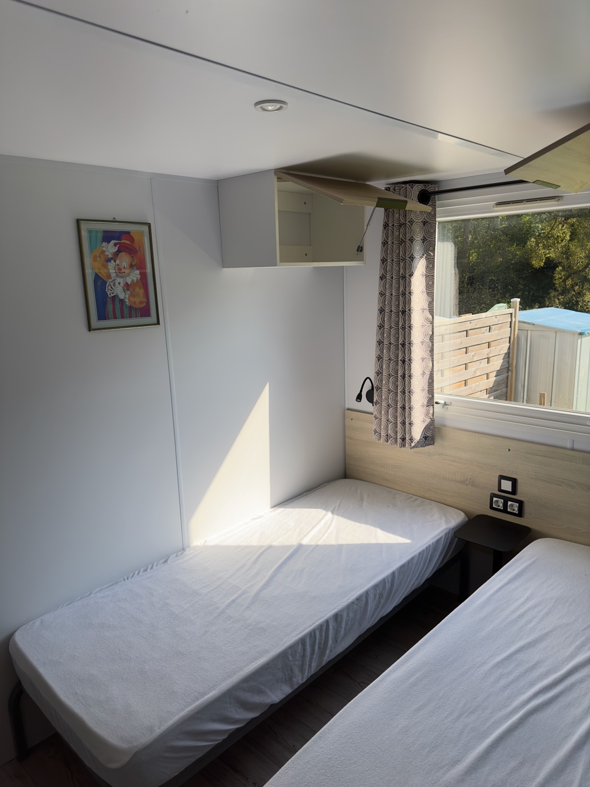 Zweites Schlafzimmer im Mobilheim 5 mit Einzelbetten