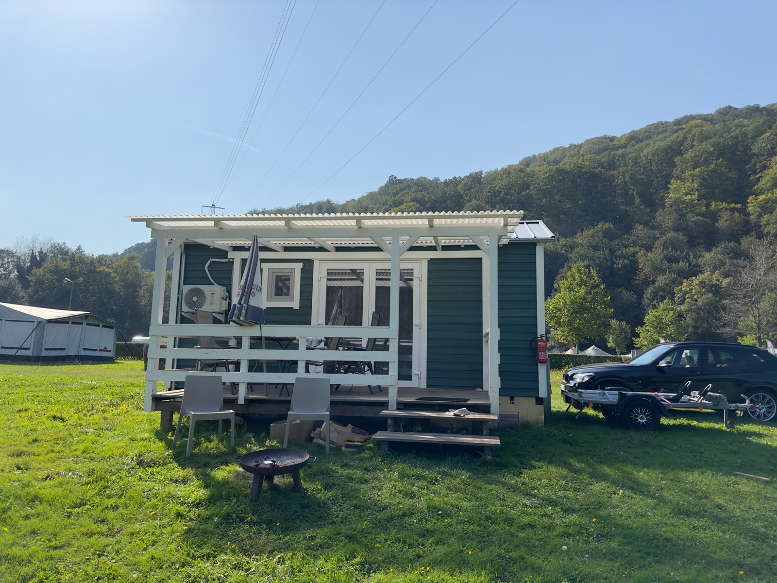 Mobilheim 8 in Grün mit weißer Pergola und Terrasse