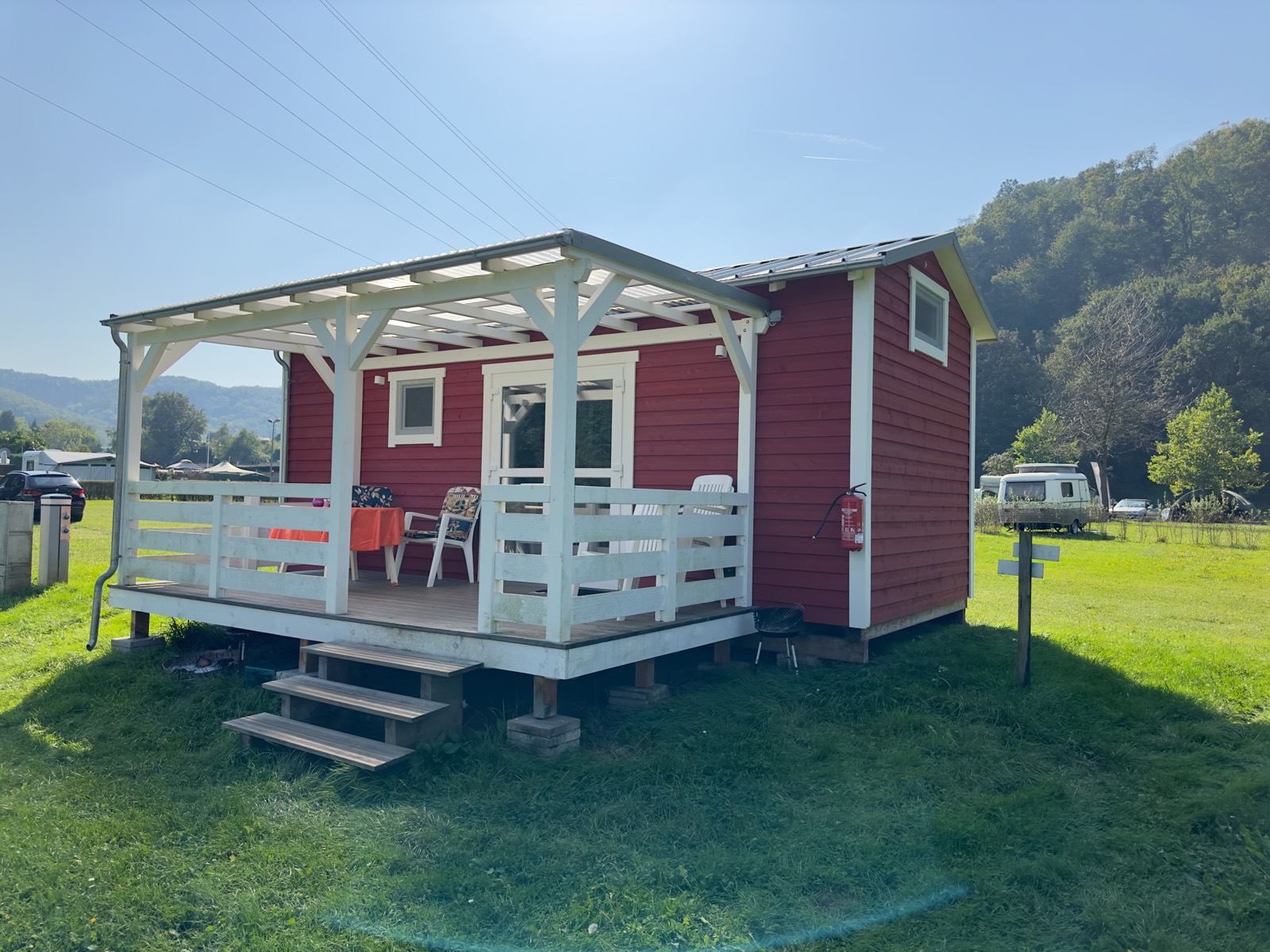 Rotes Mobilheim 9 mit Sitzplatz auf der Terrasse