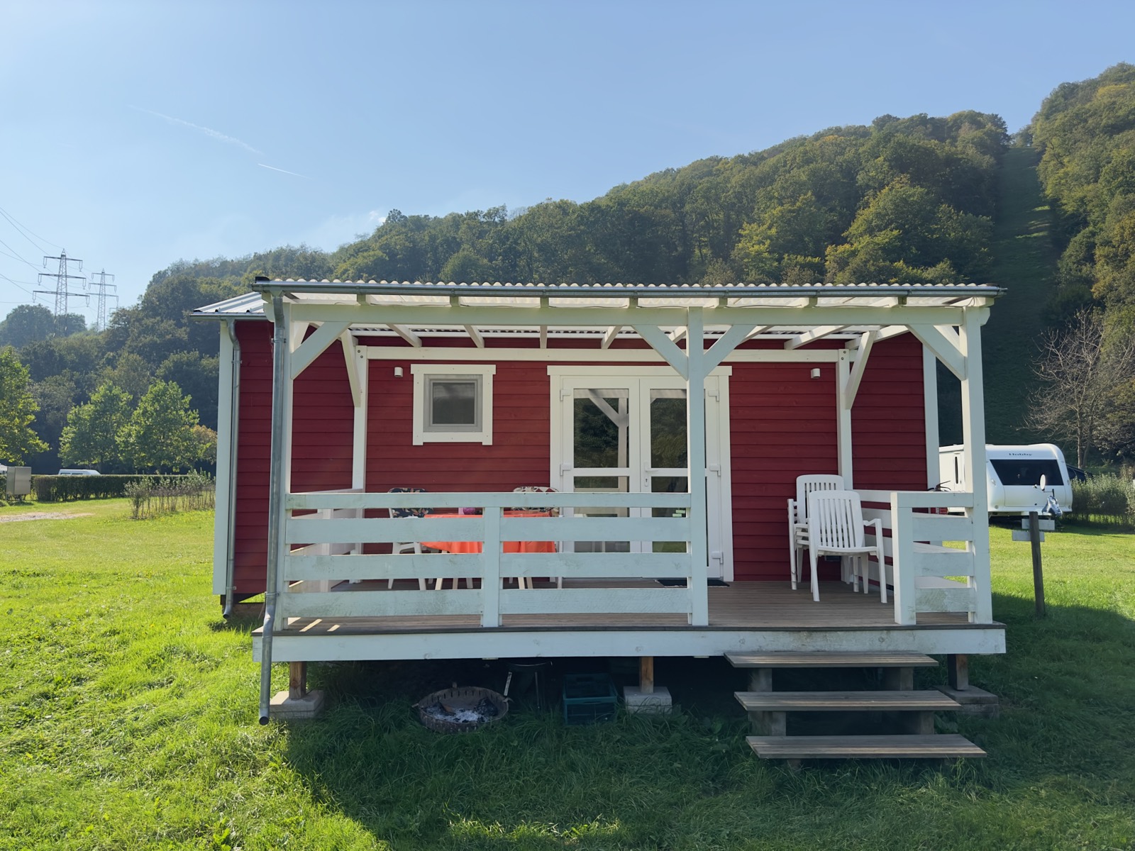 Mobilheim 9 von der Seite mit Wiese im Hintergrund