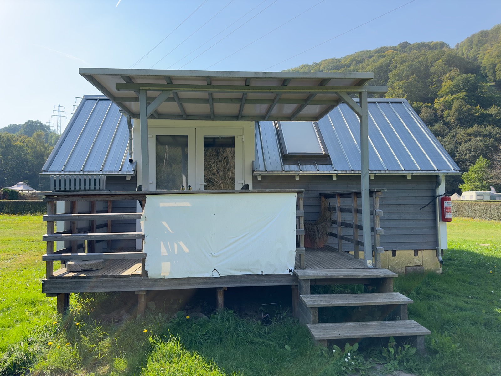 Mobilheim 7 mit Metalldach und überdachter Holzterrasse