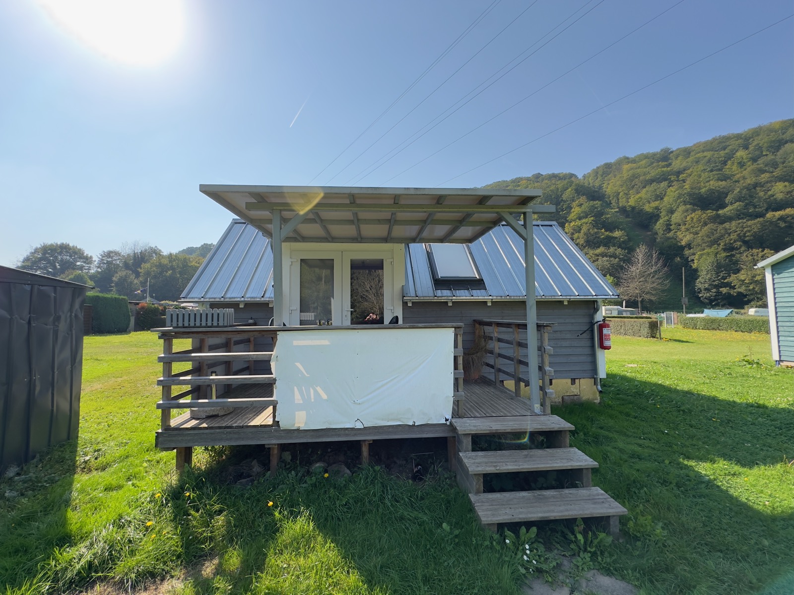 Mobilheim 7 von der Seite mit Terrasse und Stufen