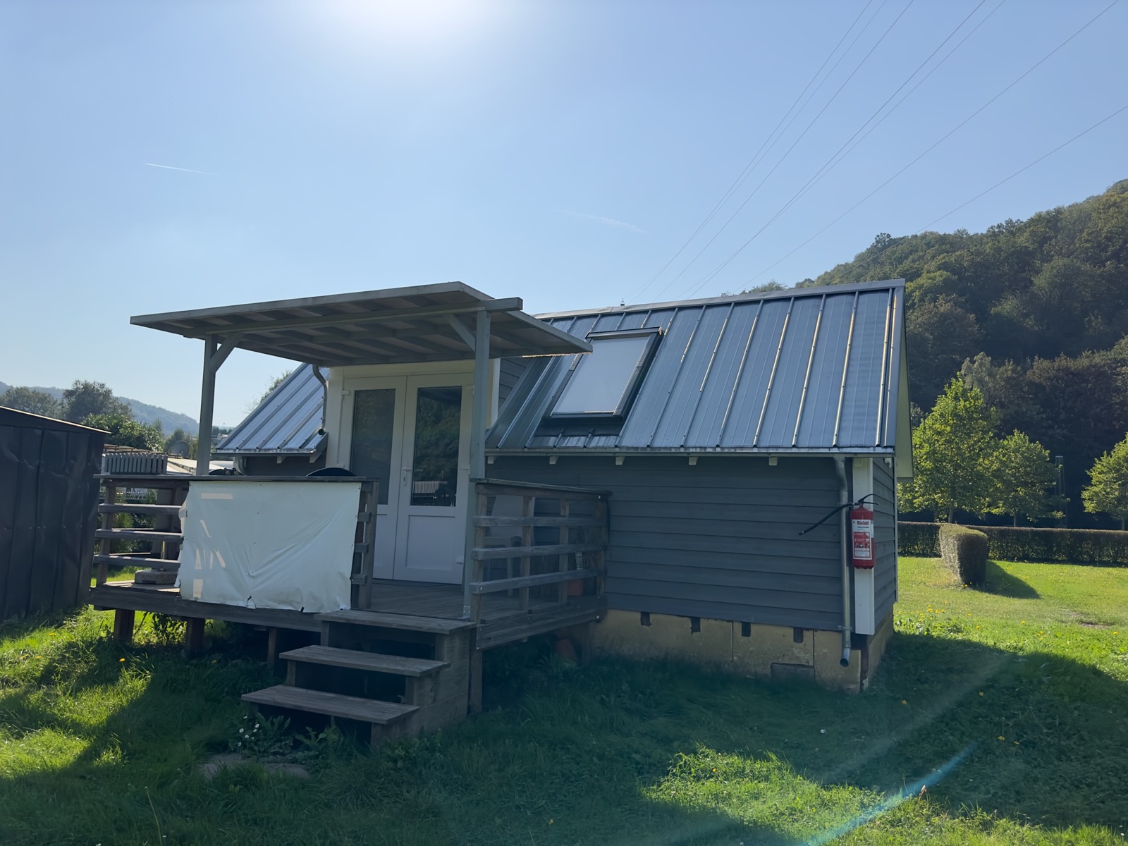 Mobilheim 7 mit Blick auf die Wiese und den Hang