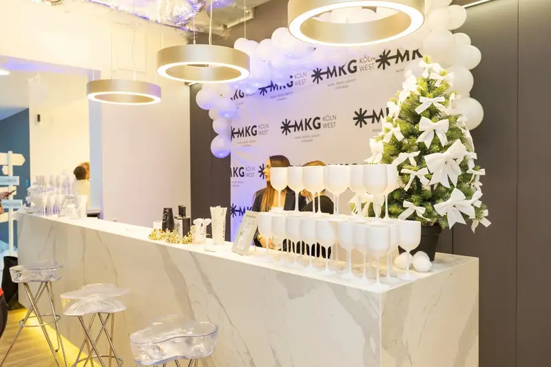 Weiße Ice Bar mit Gläsern in der Praxis