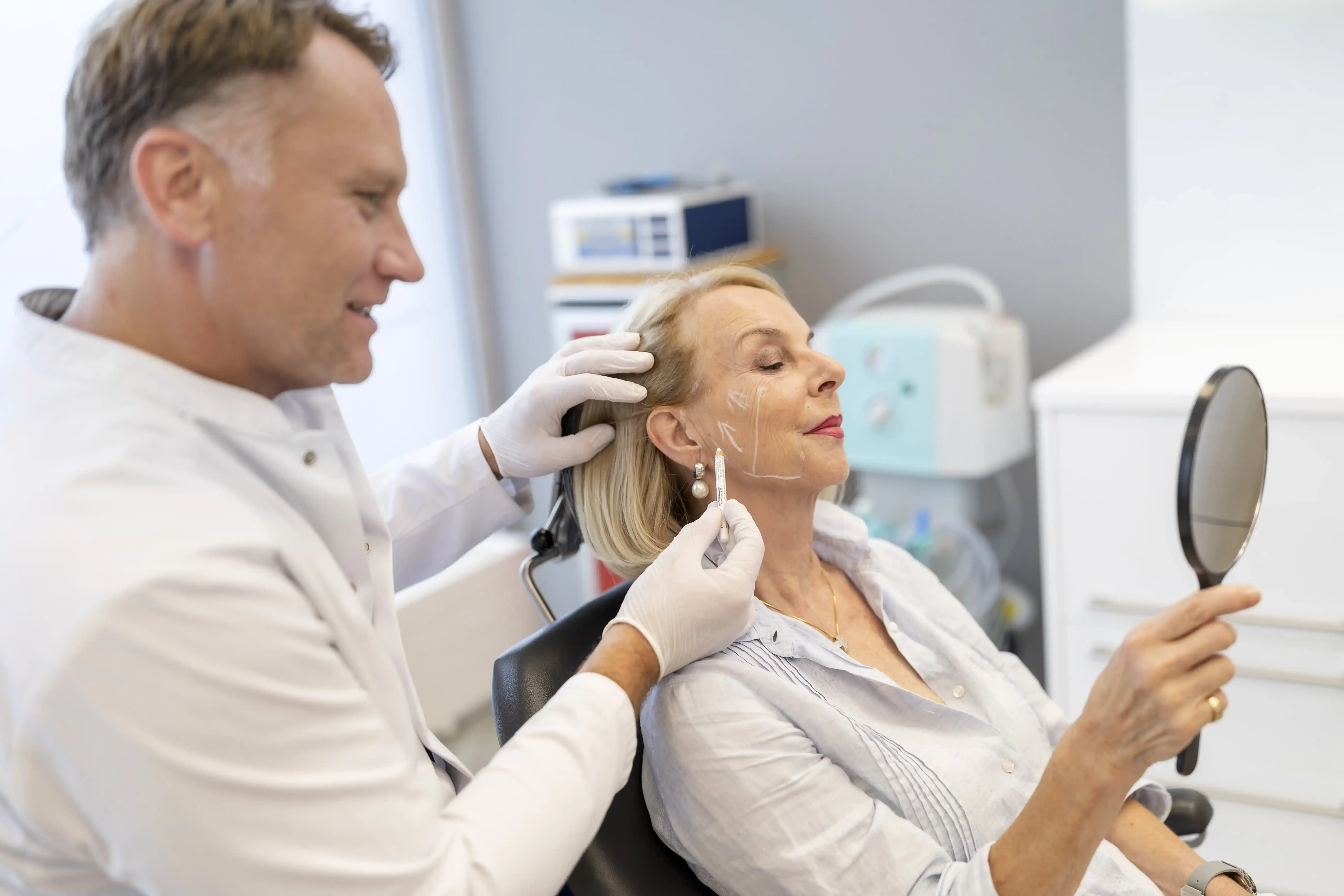Ästhetische Faltenbehandlung bei einer Patientin in der MKG Köln West