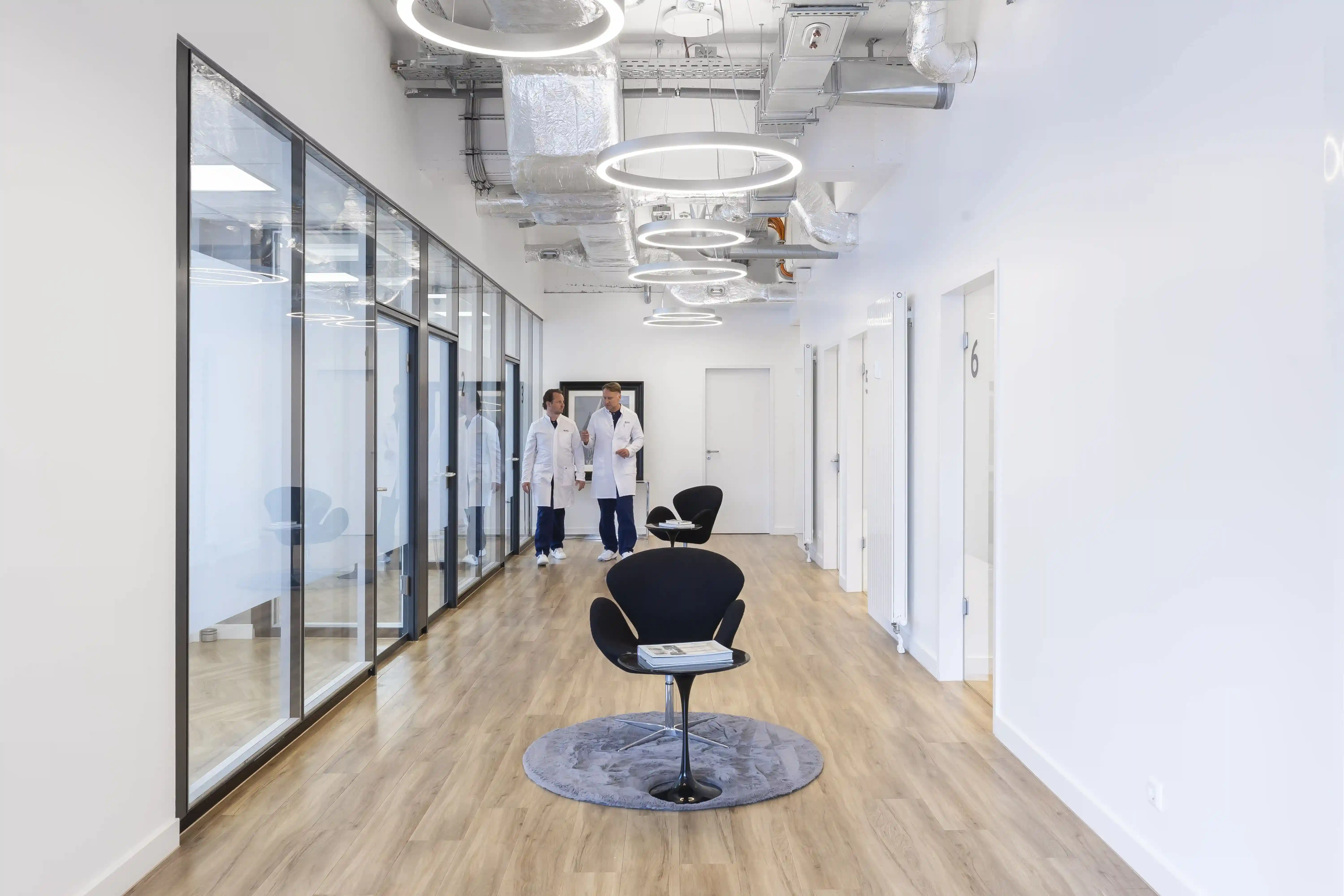 Heller Praxisflur mit modernen Wartebereichen in der MKG Köln West