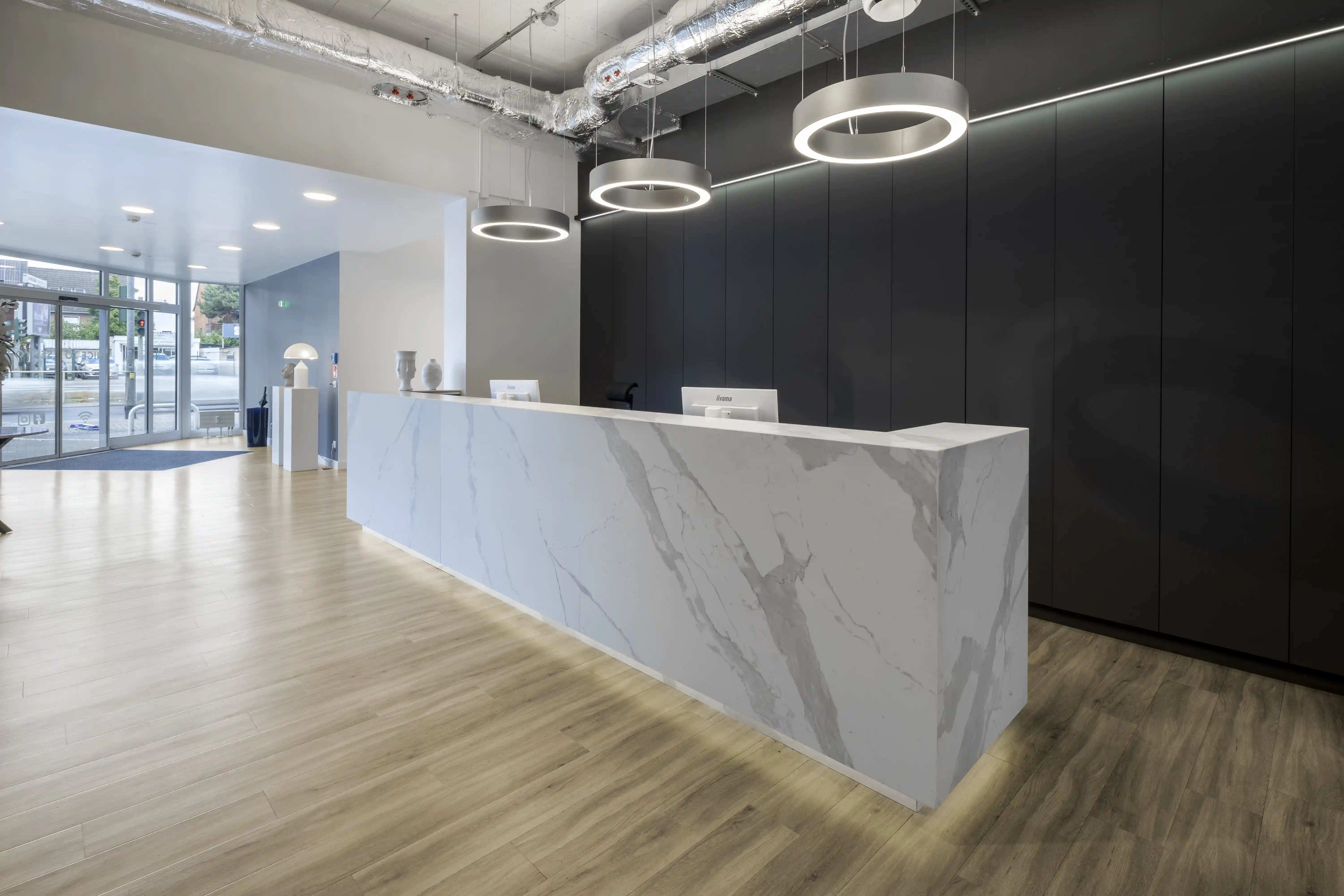 Moderner Empfangsbereich bei BunzBeauty Köln West