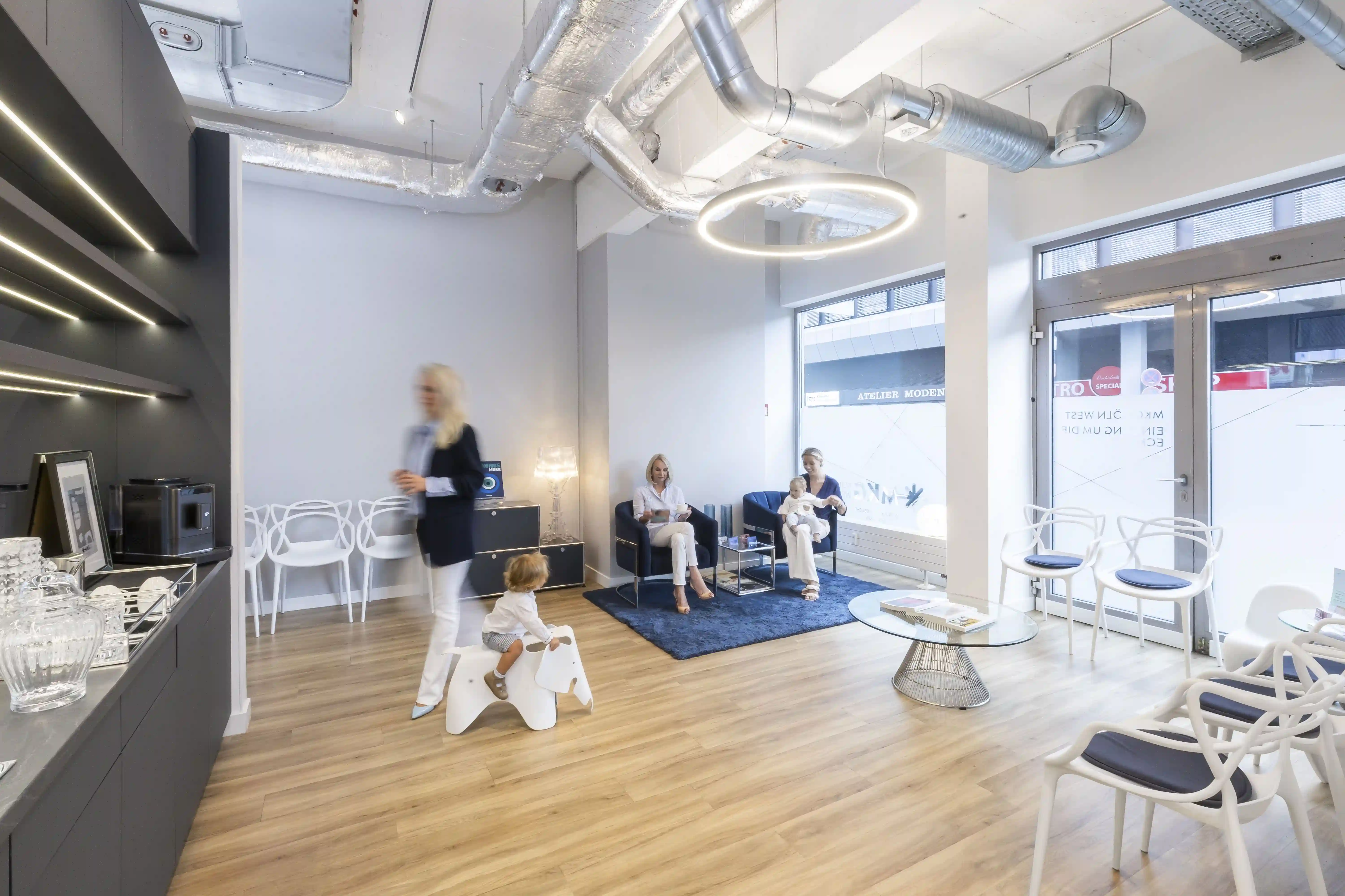 Wartebereich BunzBeauty by MKG Köln West – modernes Design und Wohlfühlatmosphäre