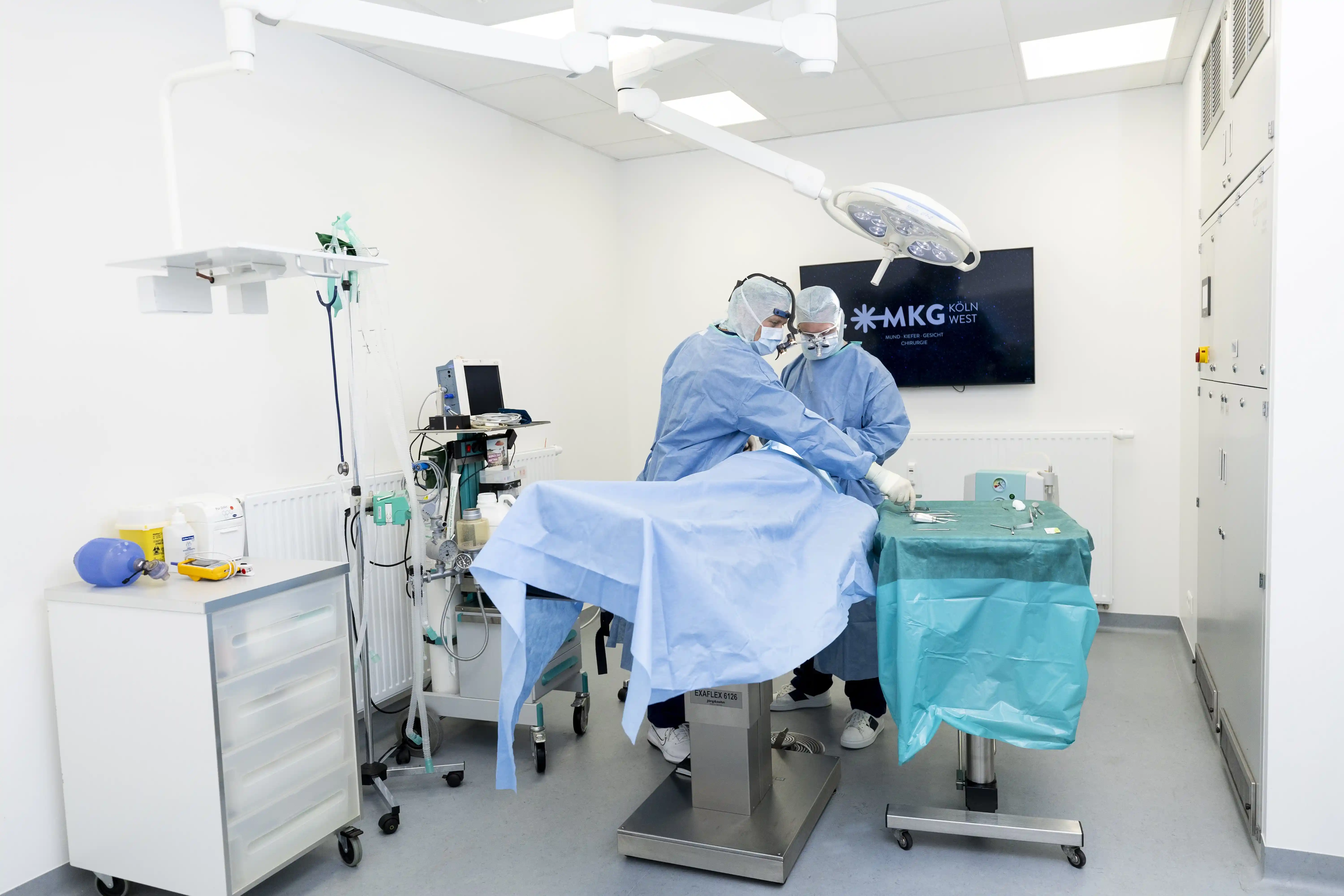 Fachärzte Dr. Dr. Scholz & PD Dr. Dr. Zirk bei einer Lidkorrektur in Köln