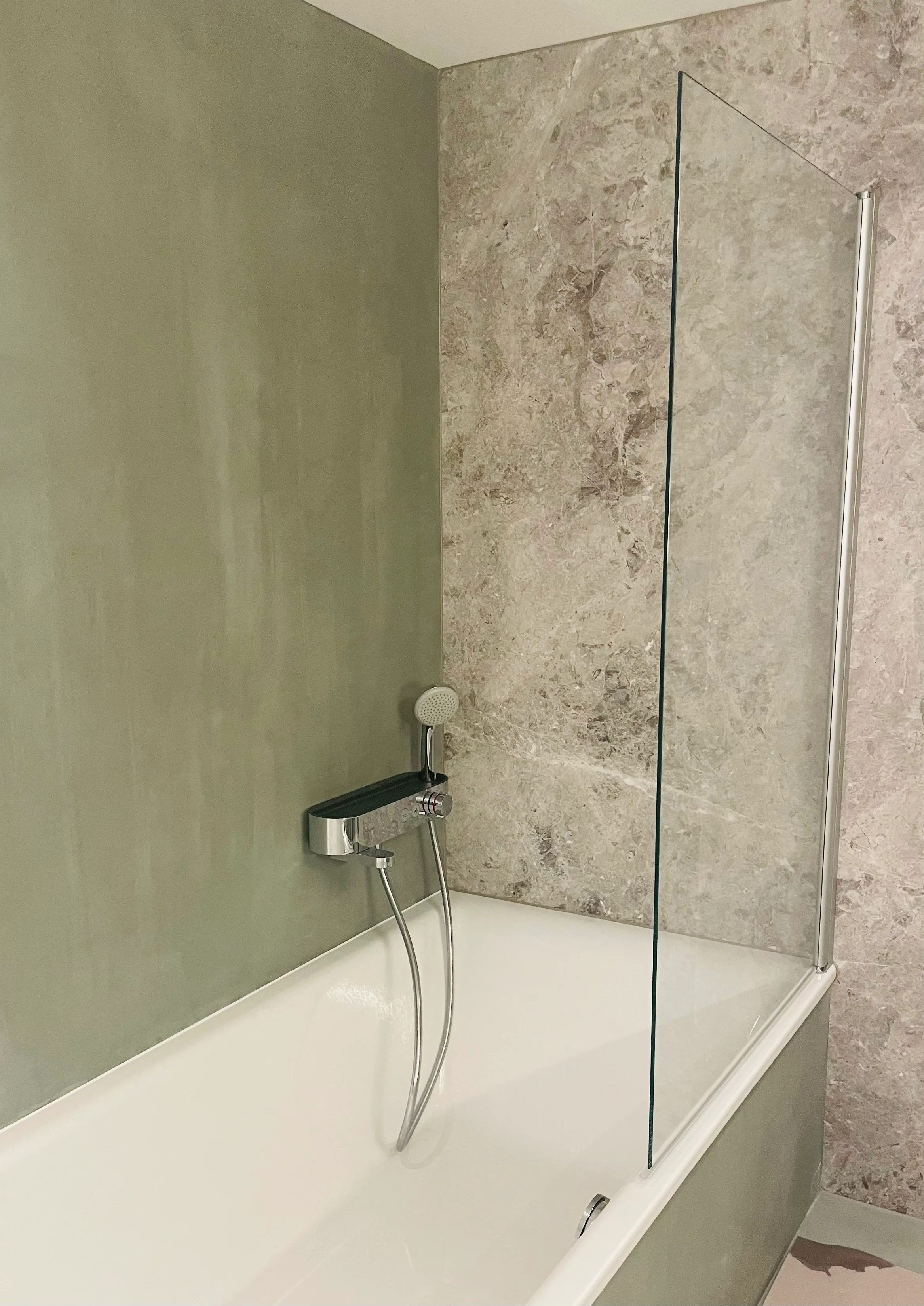 Badewanne mit grüner Wand
