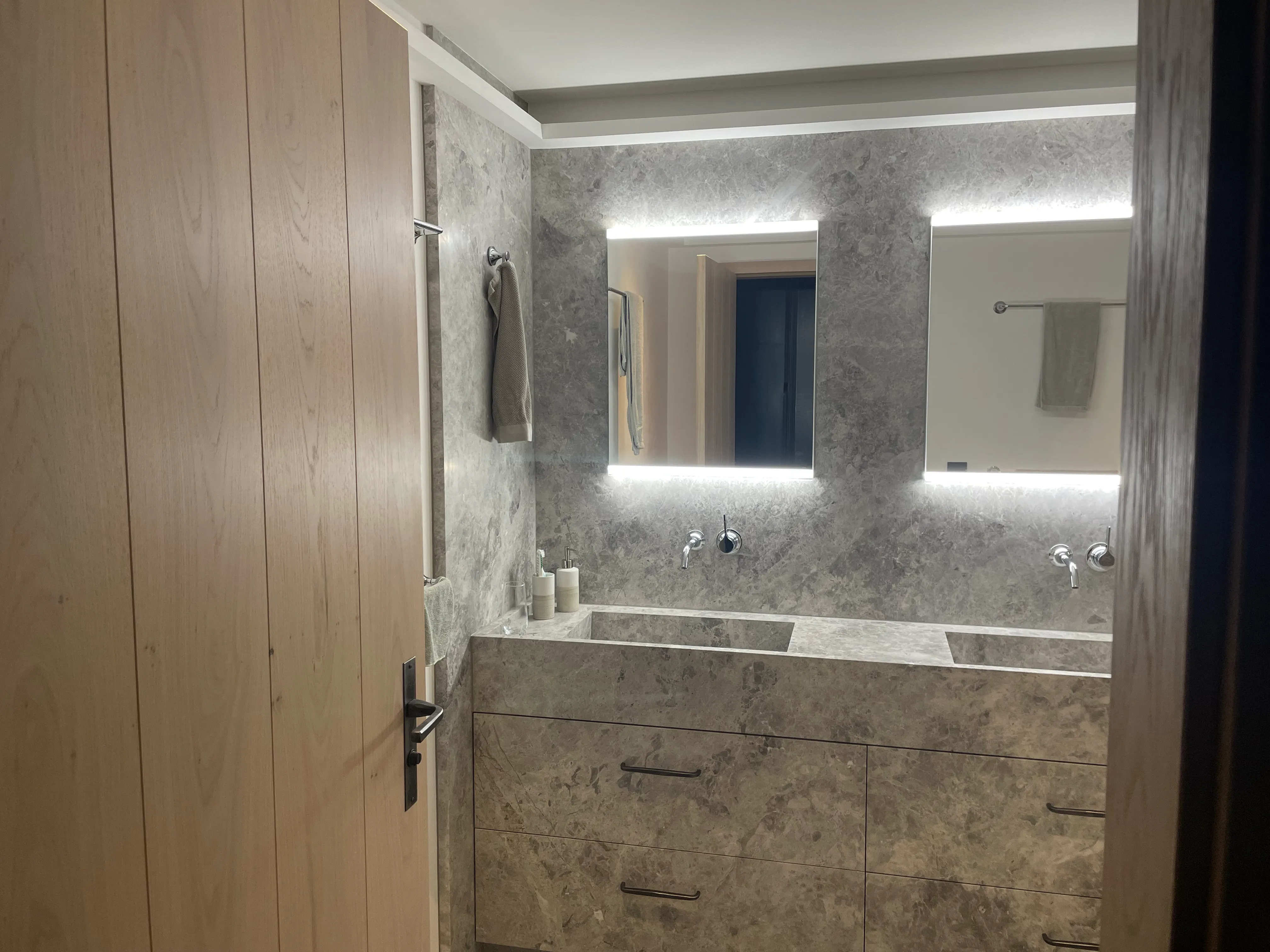 Badezimmer mit Spiegel und Lichter