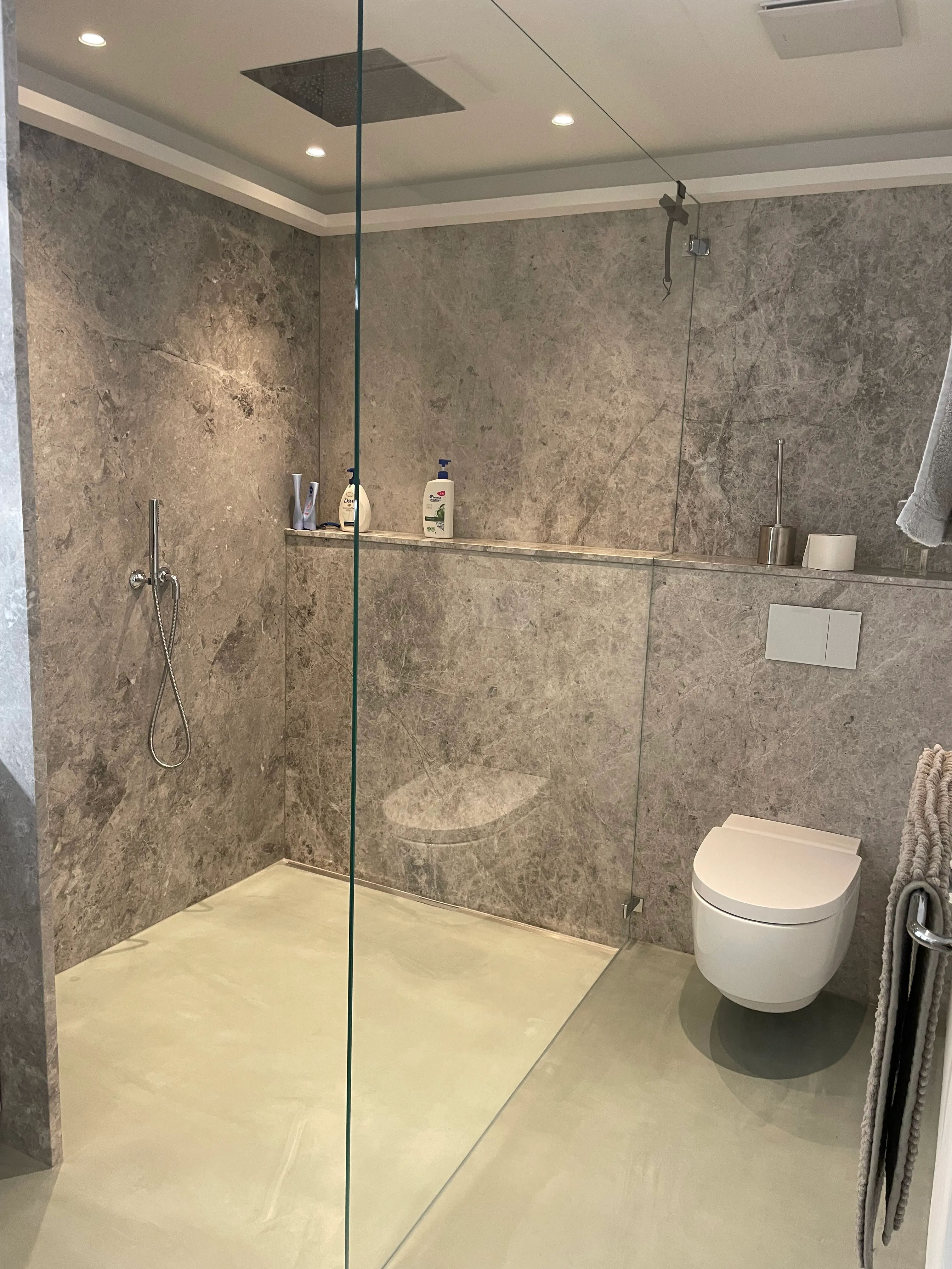 Badzimmer mit begehbarer Dusche