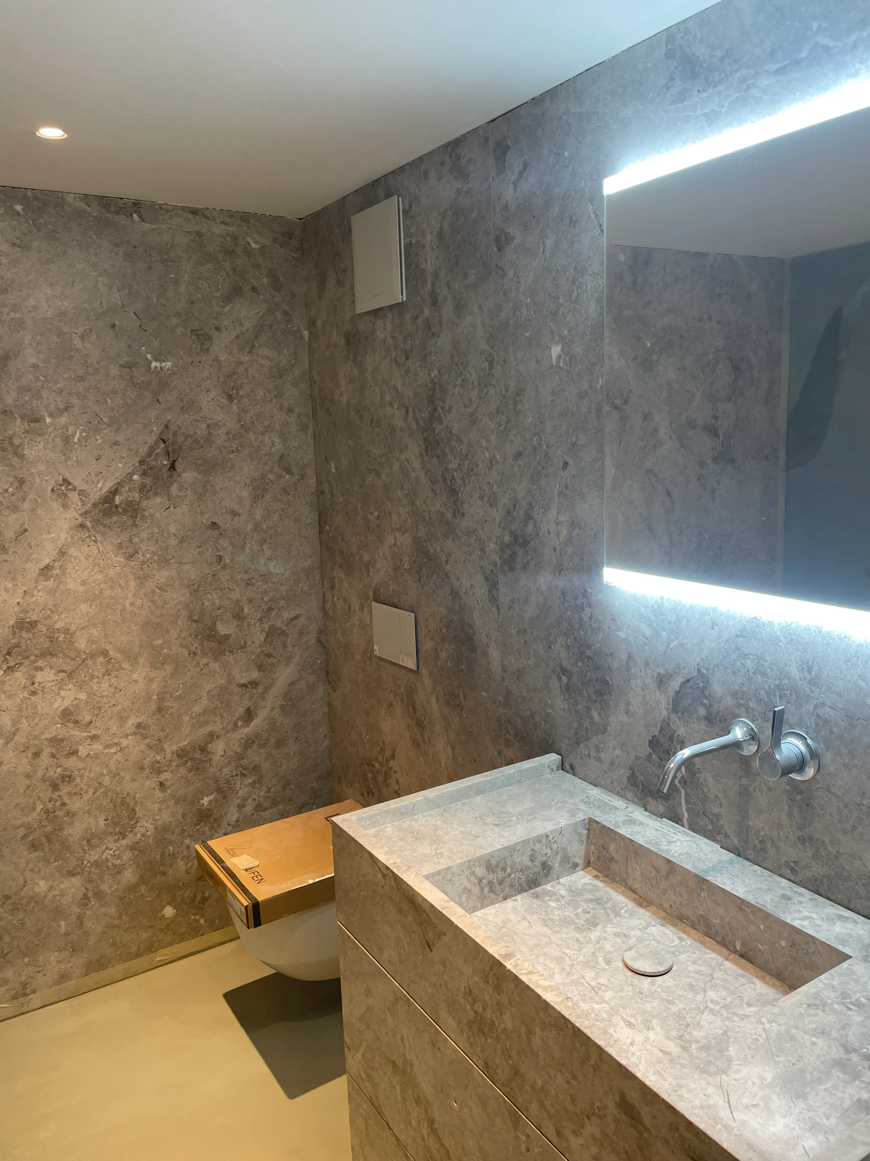 Badezimmer mit Spiegel und passiv Beleuchtung