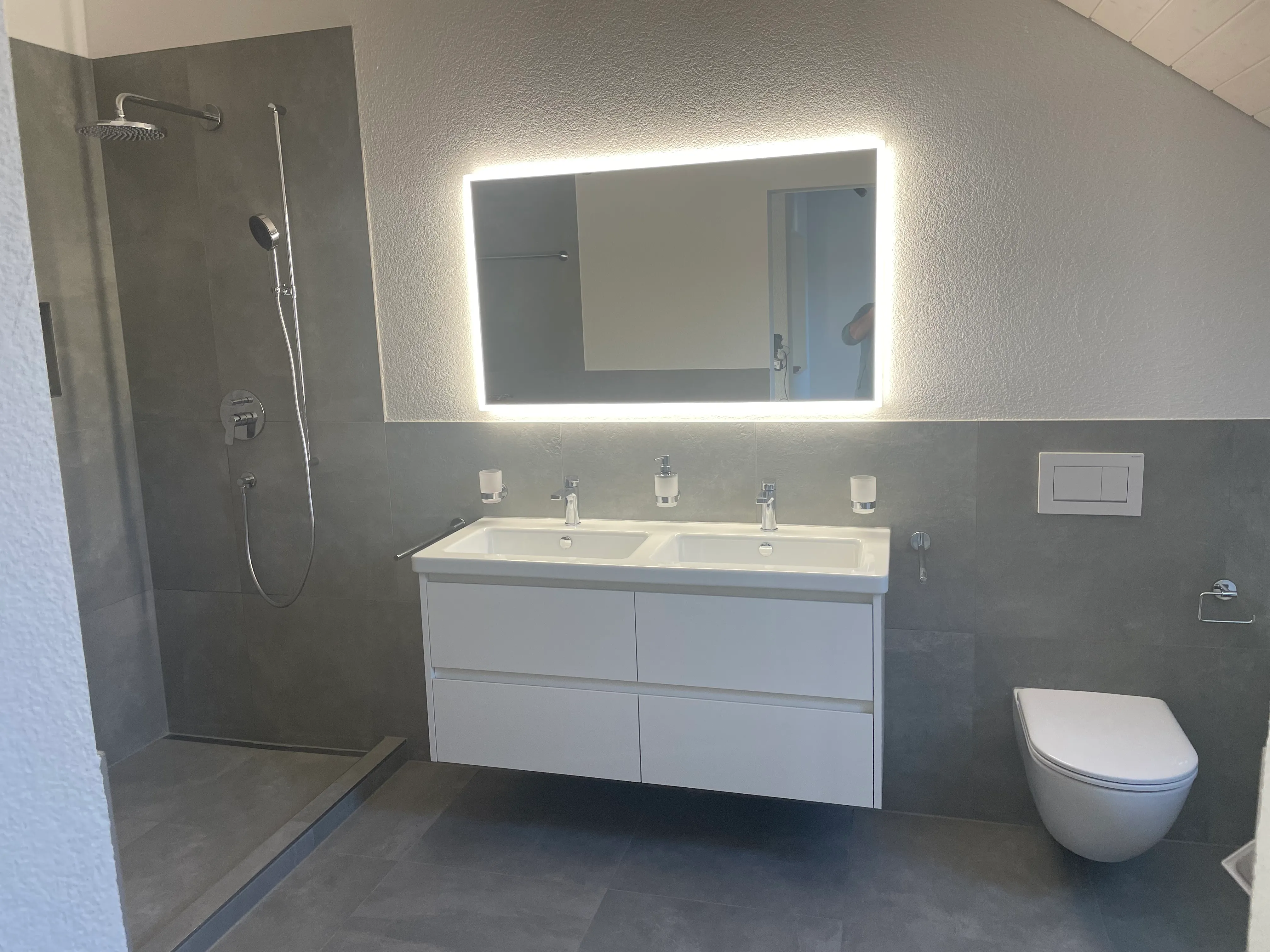 Badezimmer im Dachgeschoss mit SPiegelkasten und passiv Beleuchtung