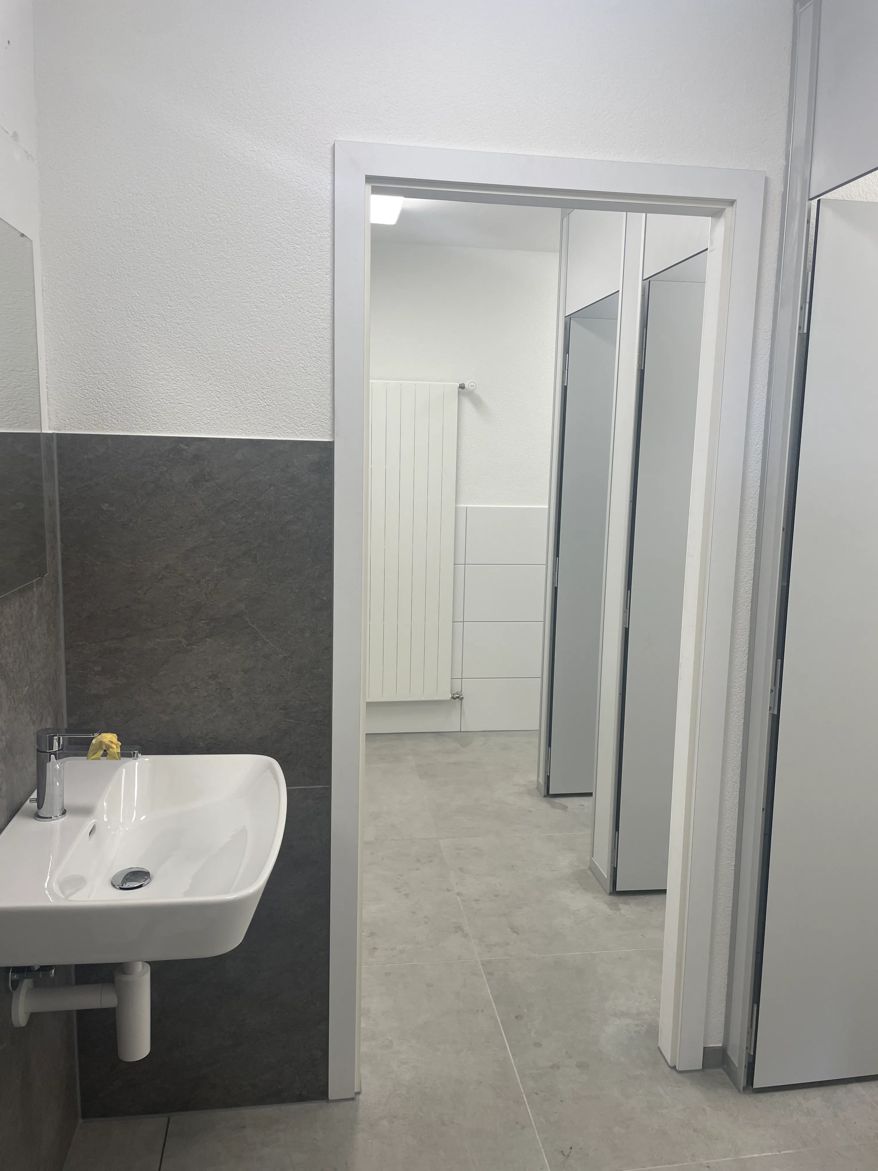 Badezimmer in einem Gewerbehaus mit Lavabo