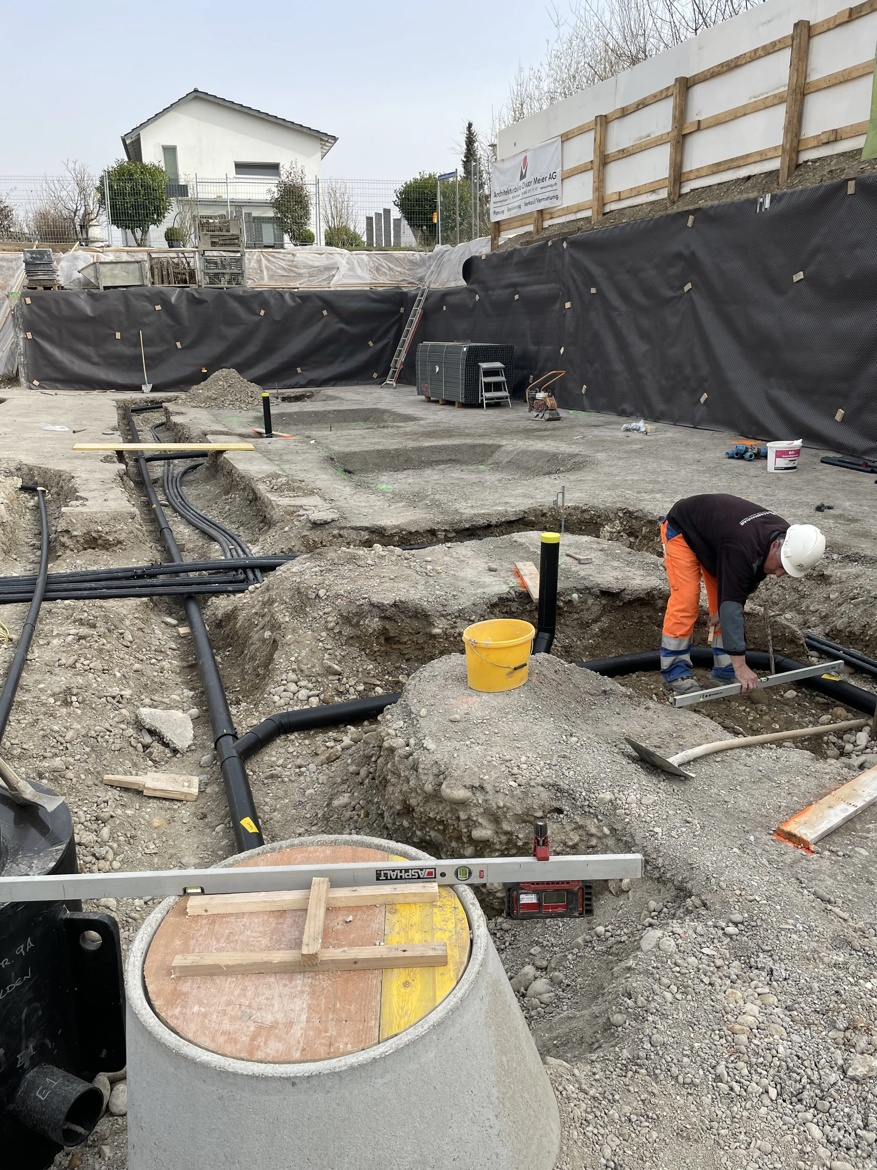Baustelle mit schwarzen Rohren