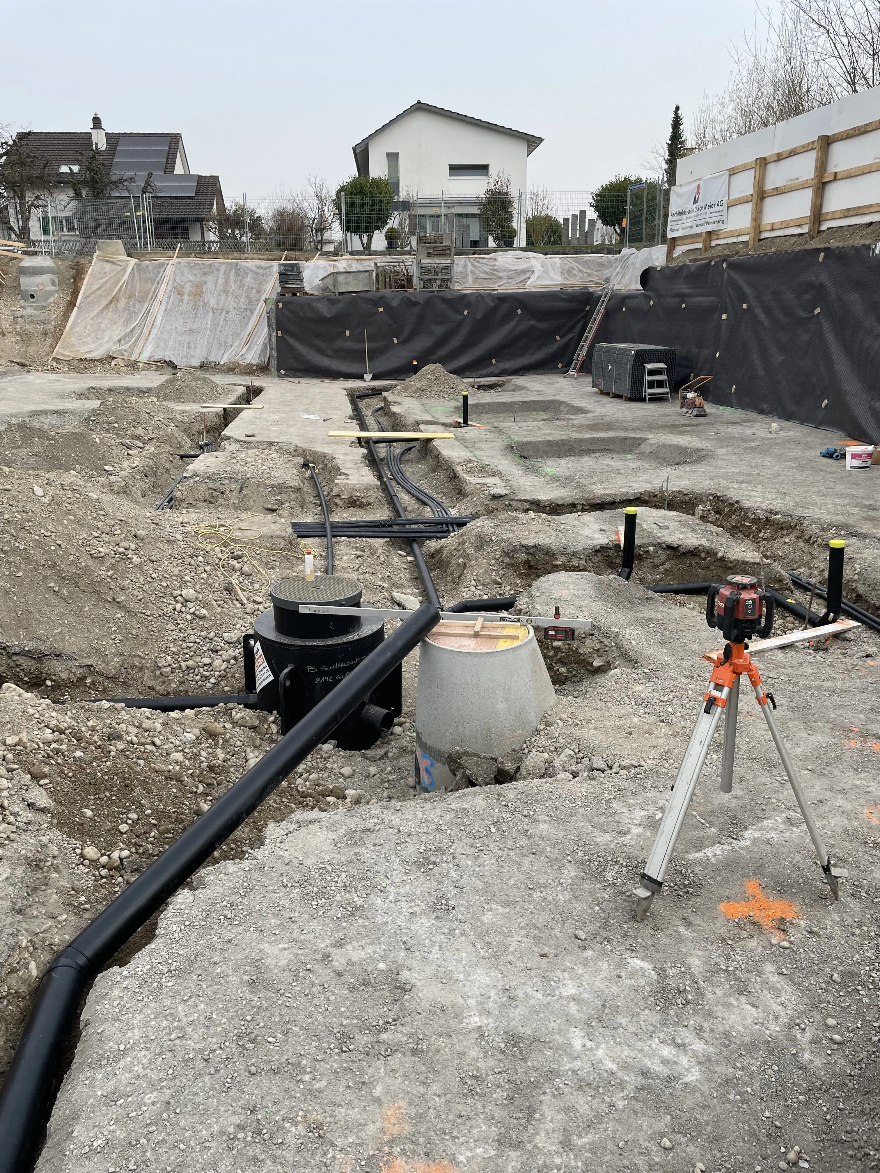 Baustelle mit schwarzen Rohren