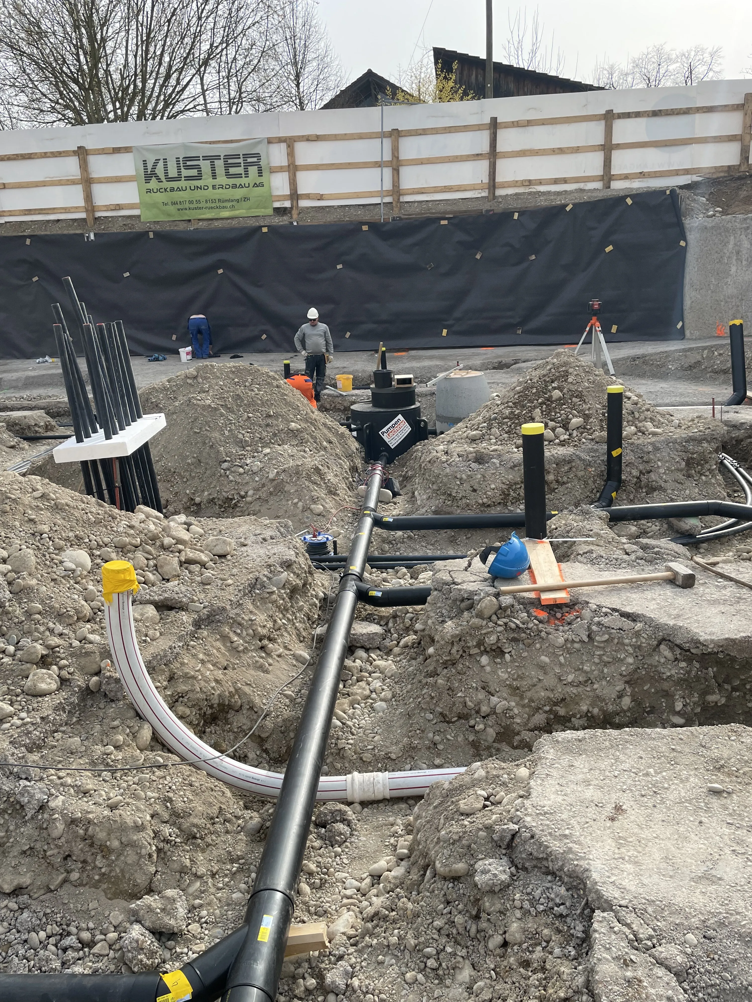 Baustelle mit schwarzen Rohren