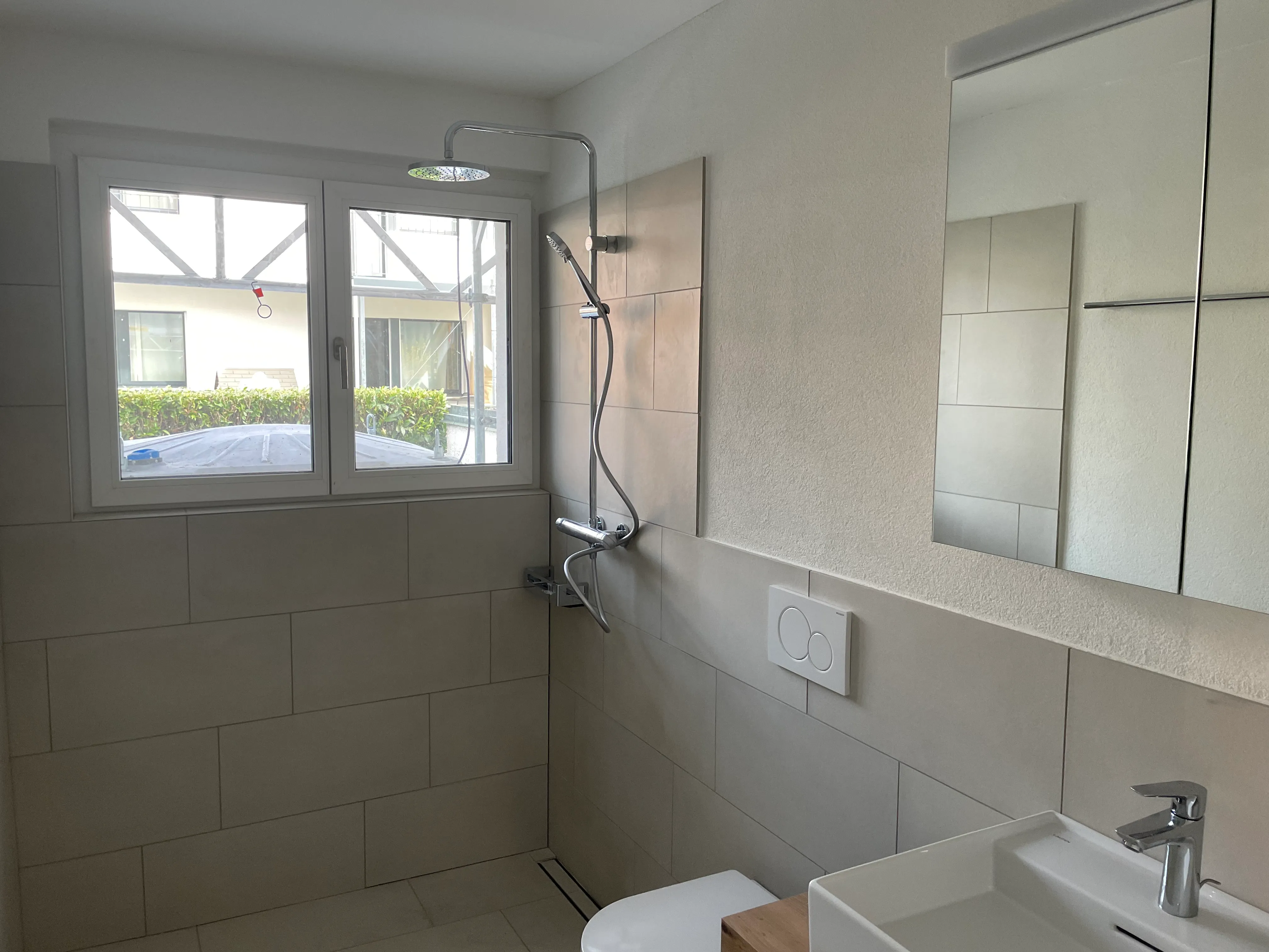Badezimmer mit Spiegelkasten und Toilette