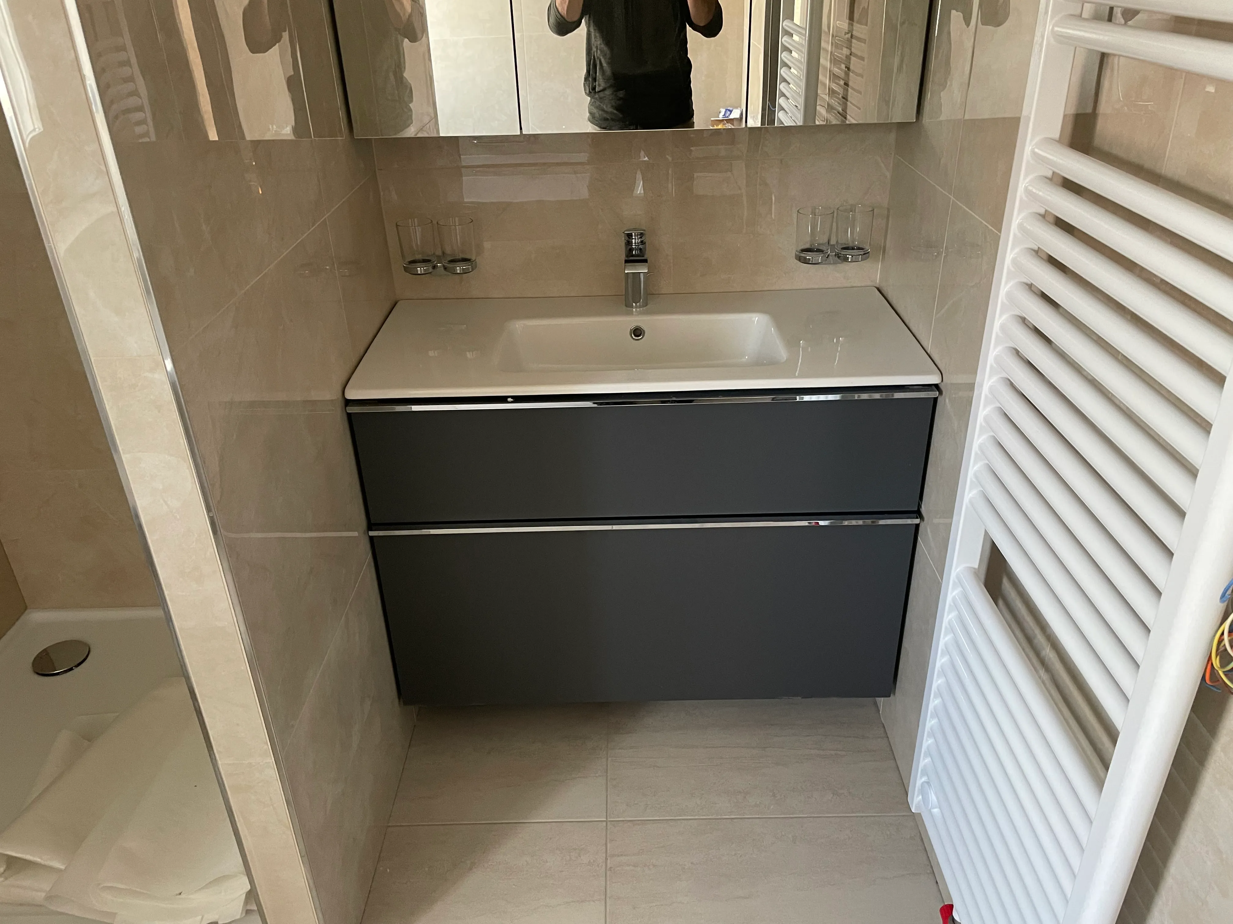 Badezimmer mit Spiegelkasten, Lavabo und Heizkörper