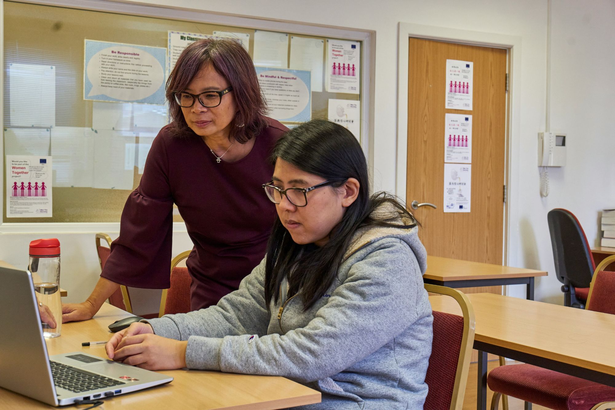2 women working on laptop - Online Assessment Tools for Teachers