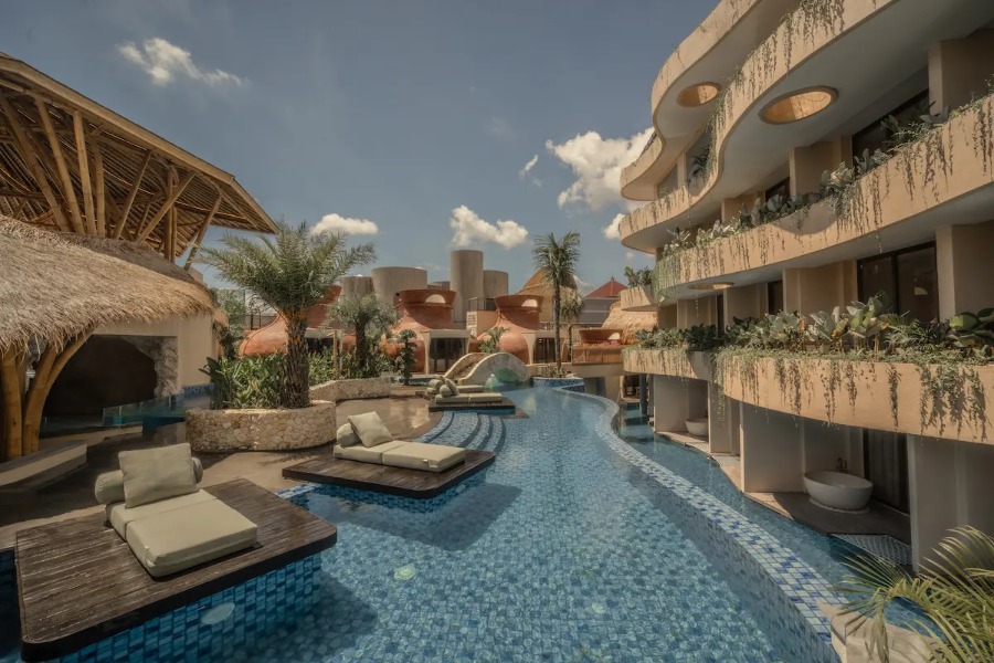 La Mewali pool with ocean view in Canggu – Bali couple's holiday