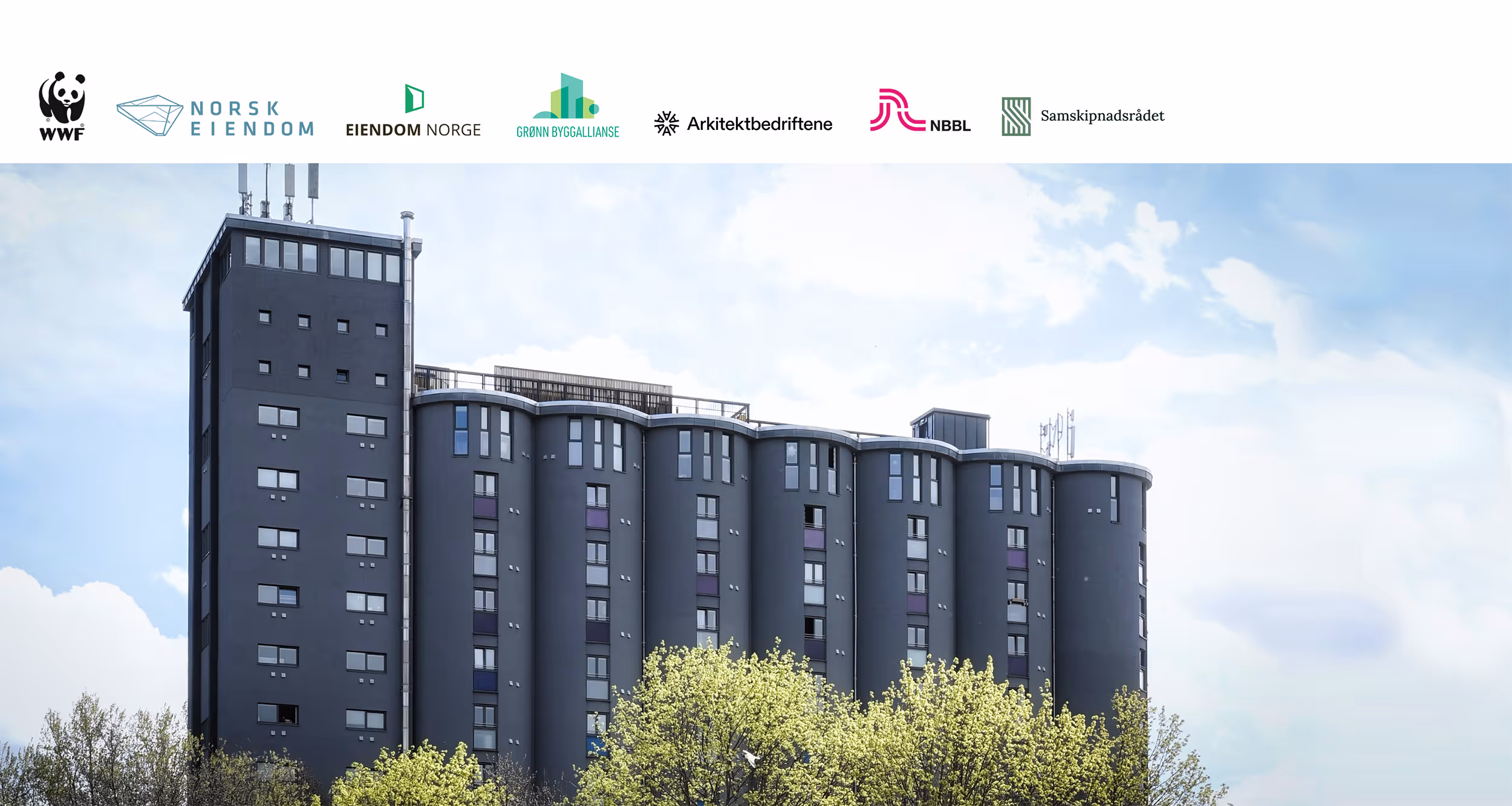bilde av en stor silo med blå himmel og trør i forgrunnen og logoen til samarbeidspartnerne øverst