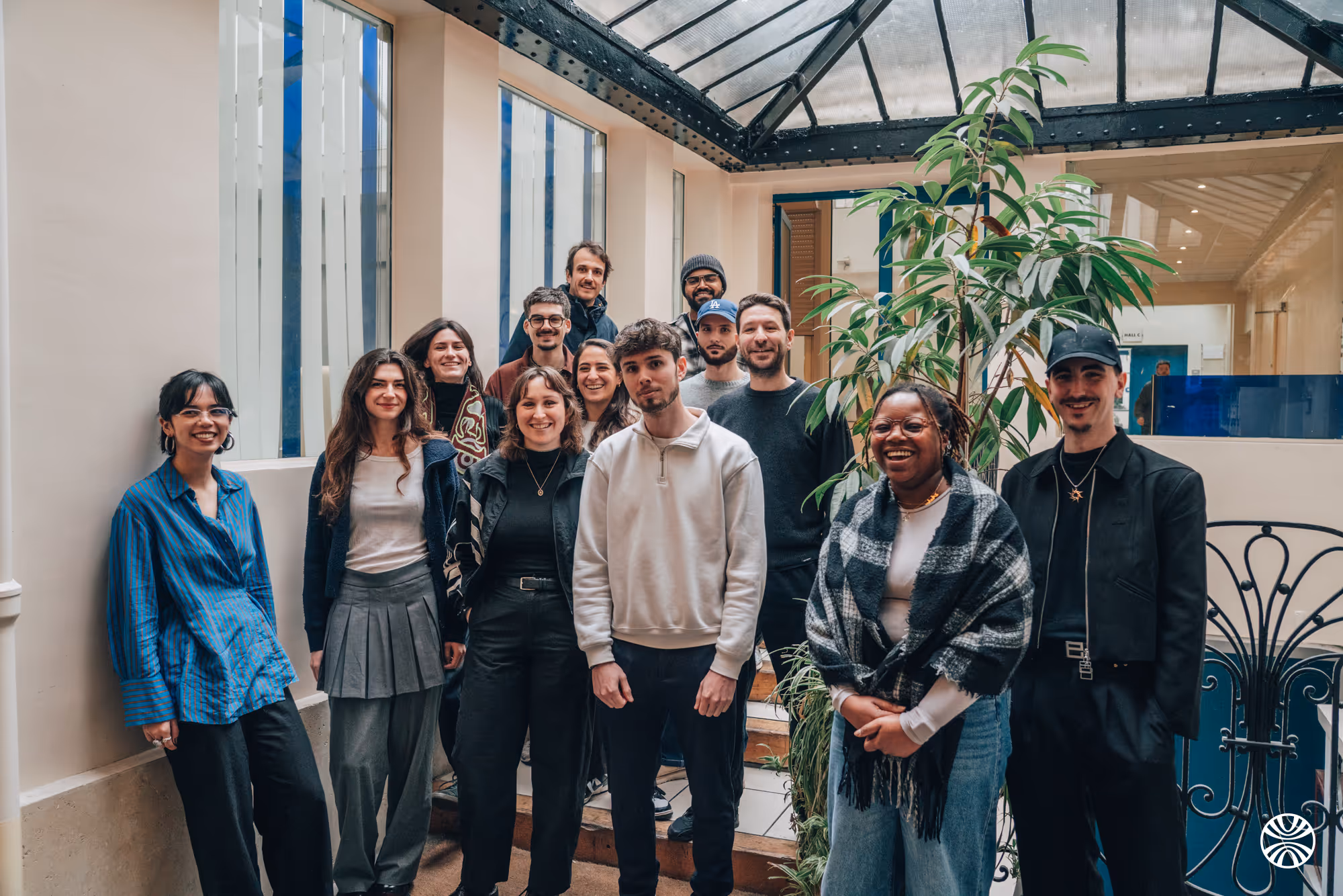 Photo des membres de l'équipe mprez dans les bureaux parisiens, dans le 3eme arrondissement de Paris, près du Marais