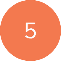 Weiße Zahl 5 auf orangefarbenem quadratischem Hintergrund.