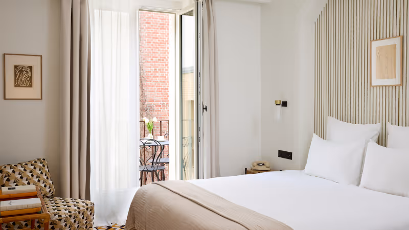 Chambre Supérieure élégante avec lit confortable, décoration raffinée et ambiance apaisante - Hôtel Noucha Paris