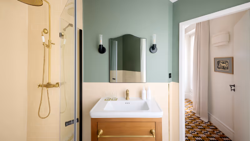 Salle de bain de la chambre supérieure de l'hôtel Noucha à Paris 16