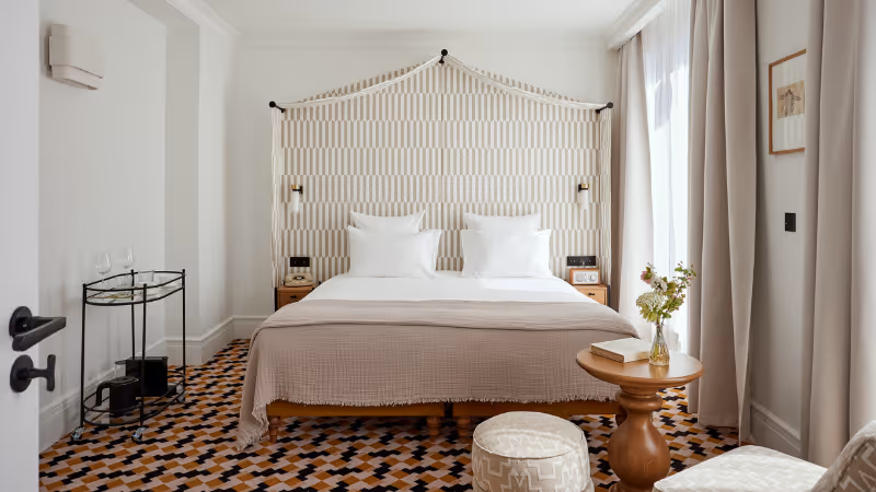 Suite Junior élégante avec lit king-size, et décoration moderne - Hôtel Noucha à Paris 16